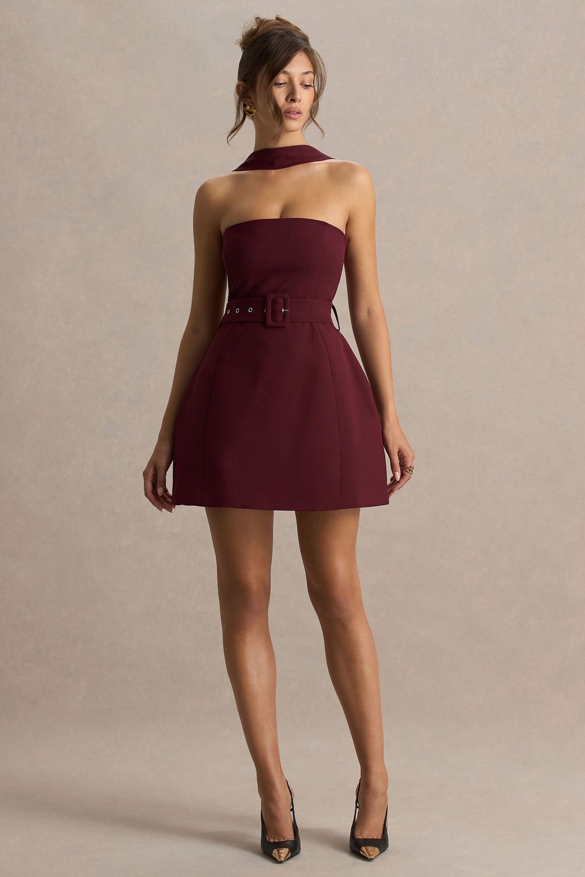 Timberly | Burgundy skräddarsydd miniklänning med bandeau-liv och tygklätt skärp