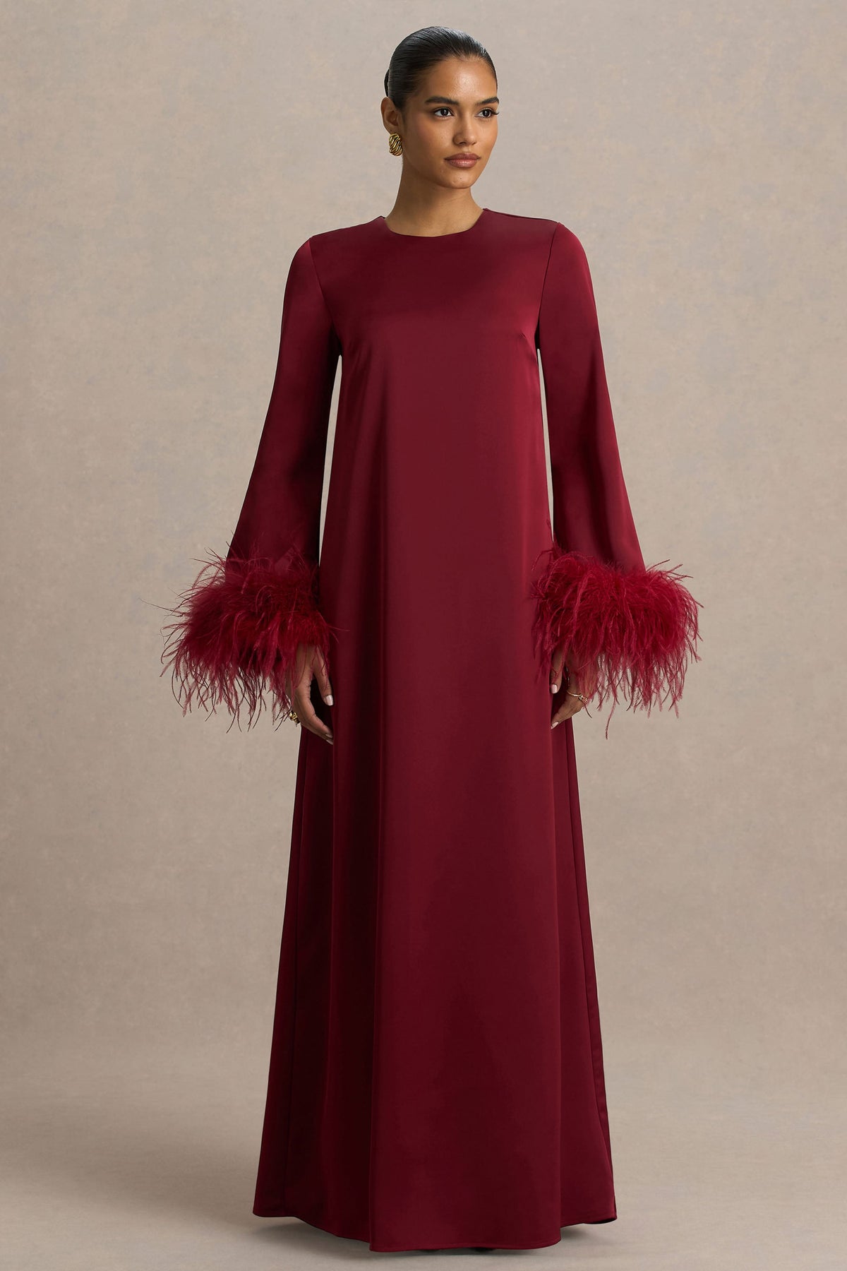 Adella | Burgundy långklänning i satin med fjäderdetaljer