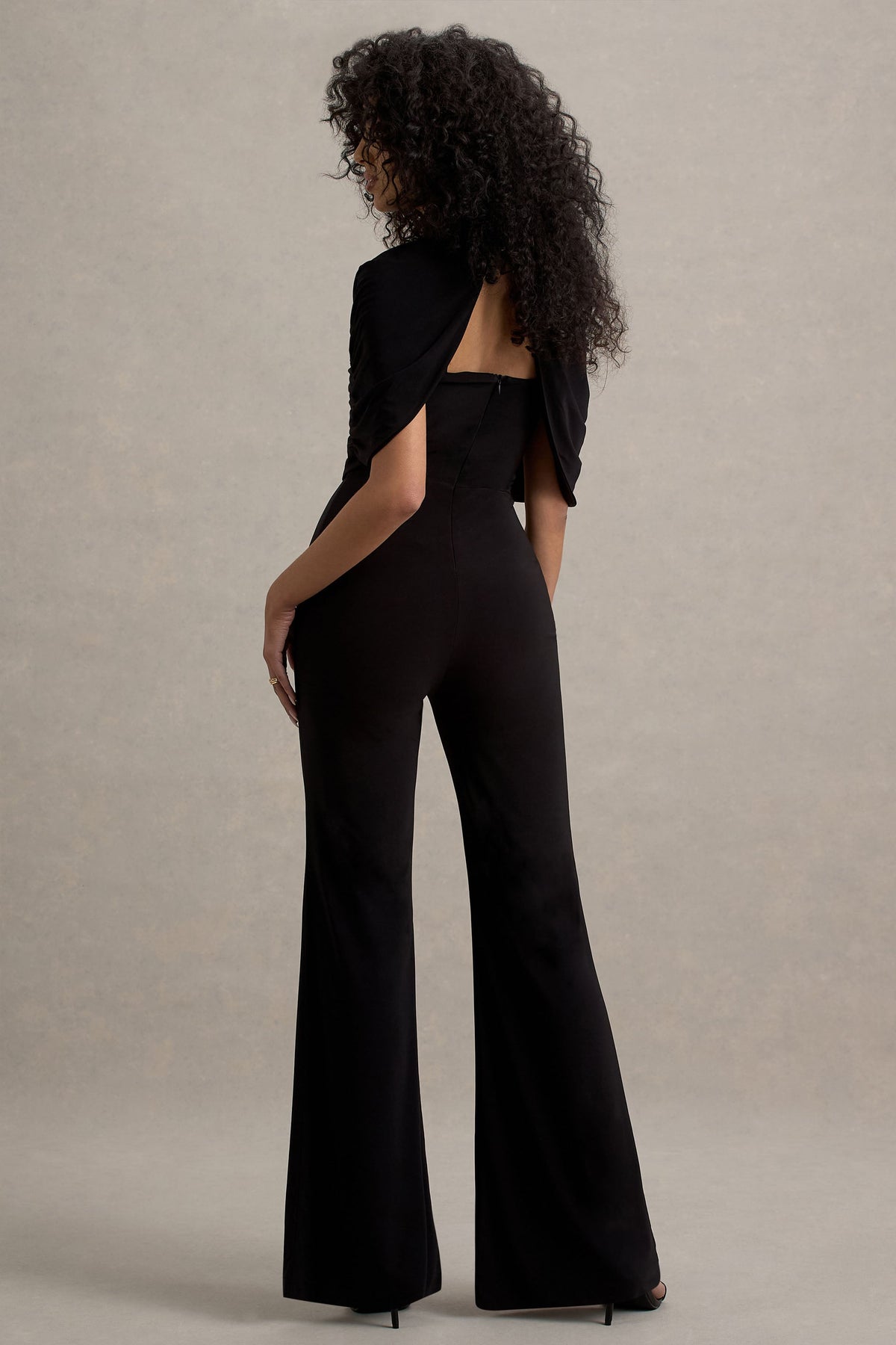 Isoline | Svart byxdress med capeöverlägg och klockade ben