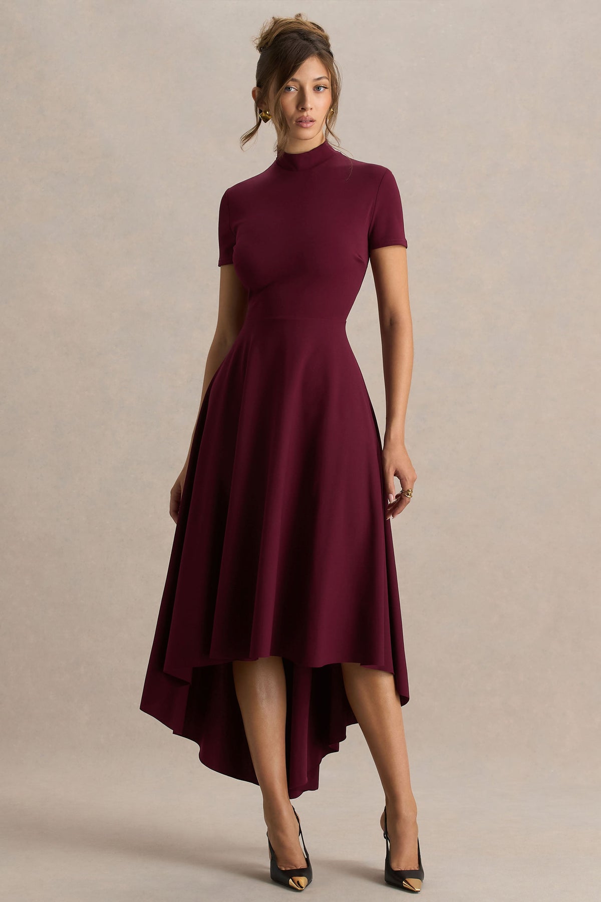 Bellona | Burgundy midiklänning med hög hals och asymmetrisk fåll