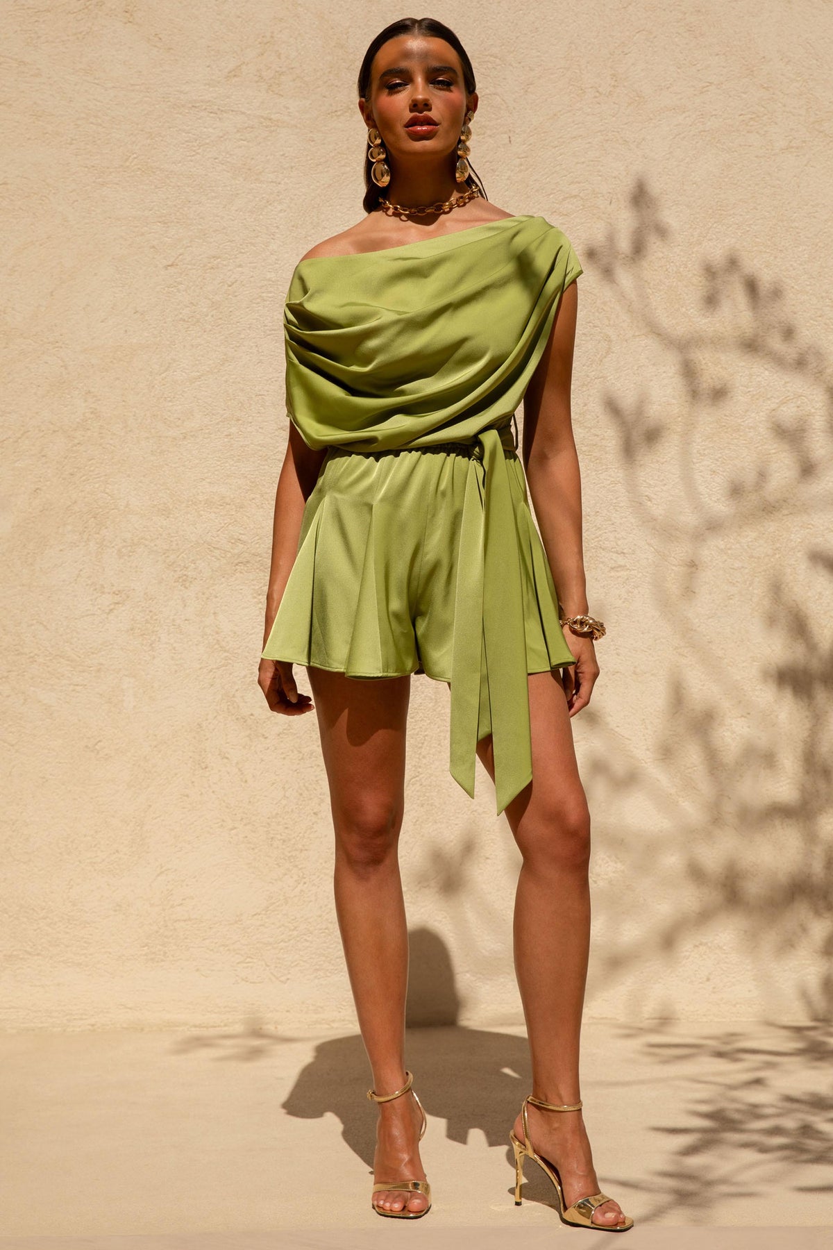 Clydie | Olivgrön kort byxdress med asymmetrisk halsringning och knytband