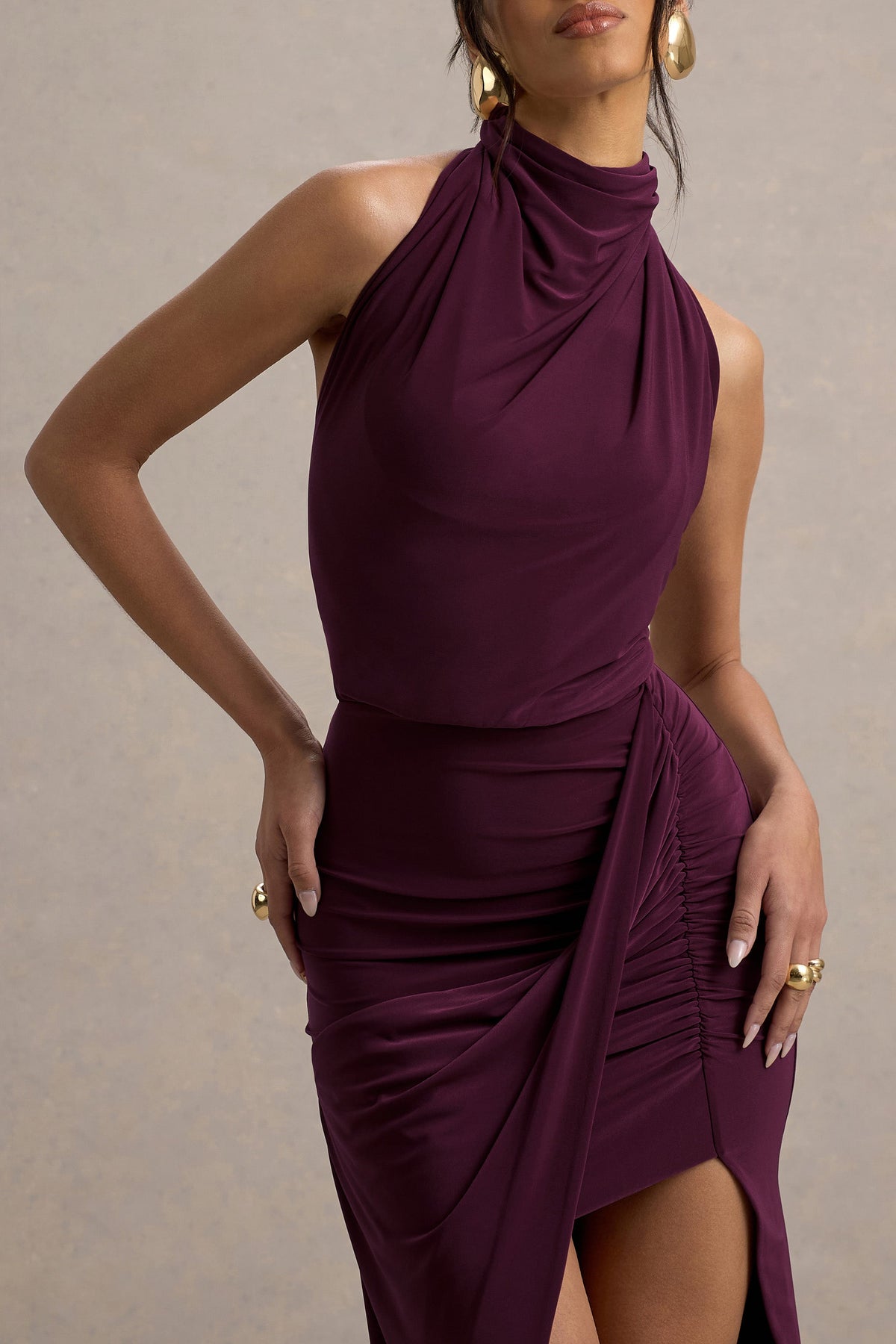 Hayden | Burgundy långklänning med halterneck och slits