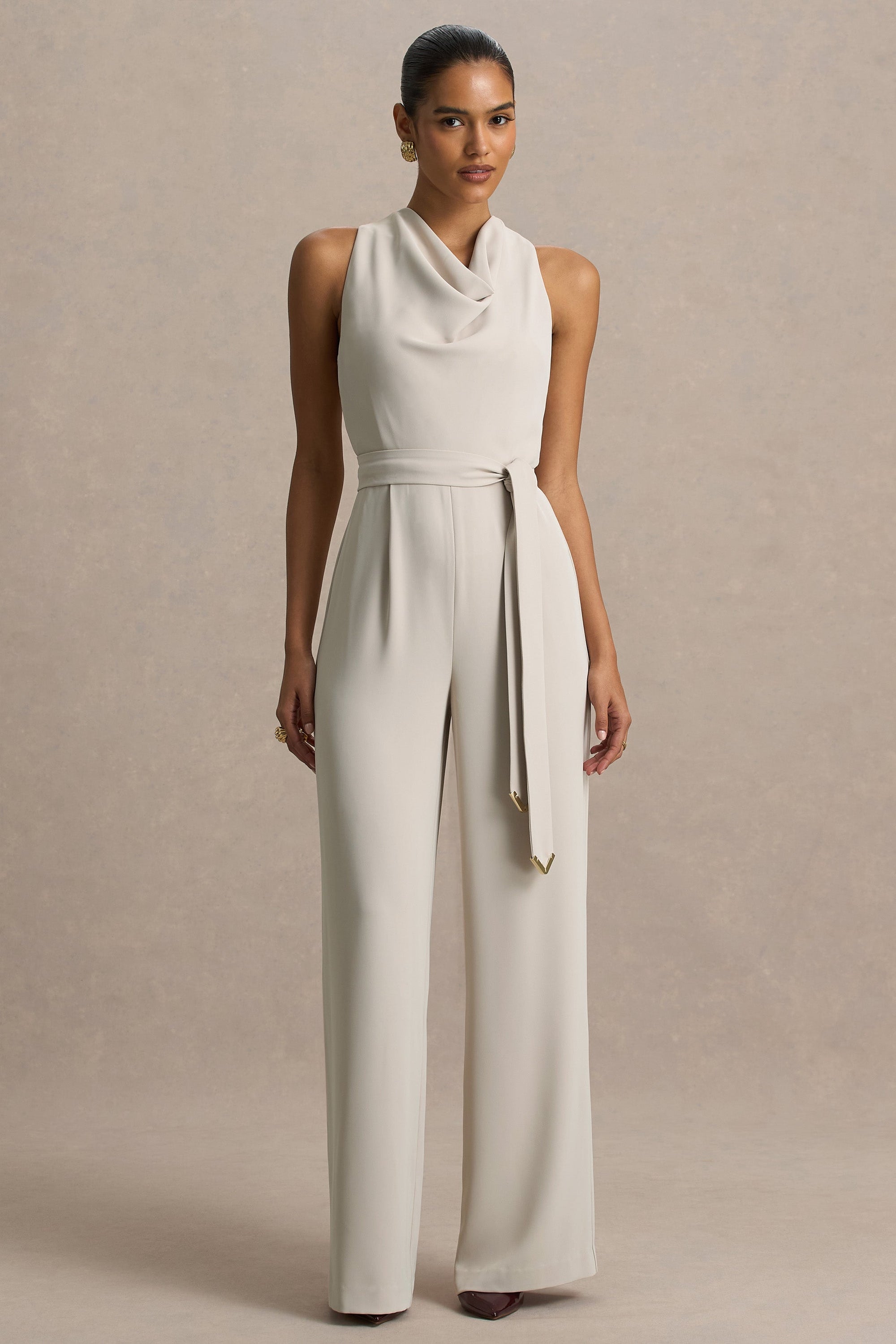 Corina | Nudefärgad byxdress med draperad halsringning och knytband
