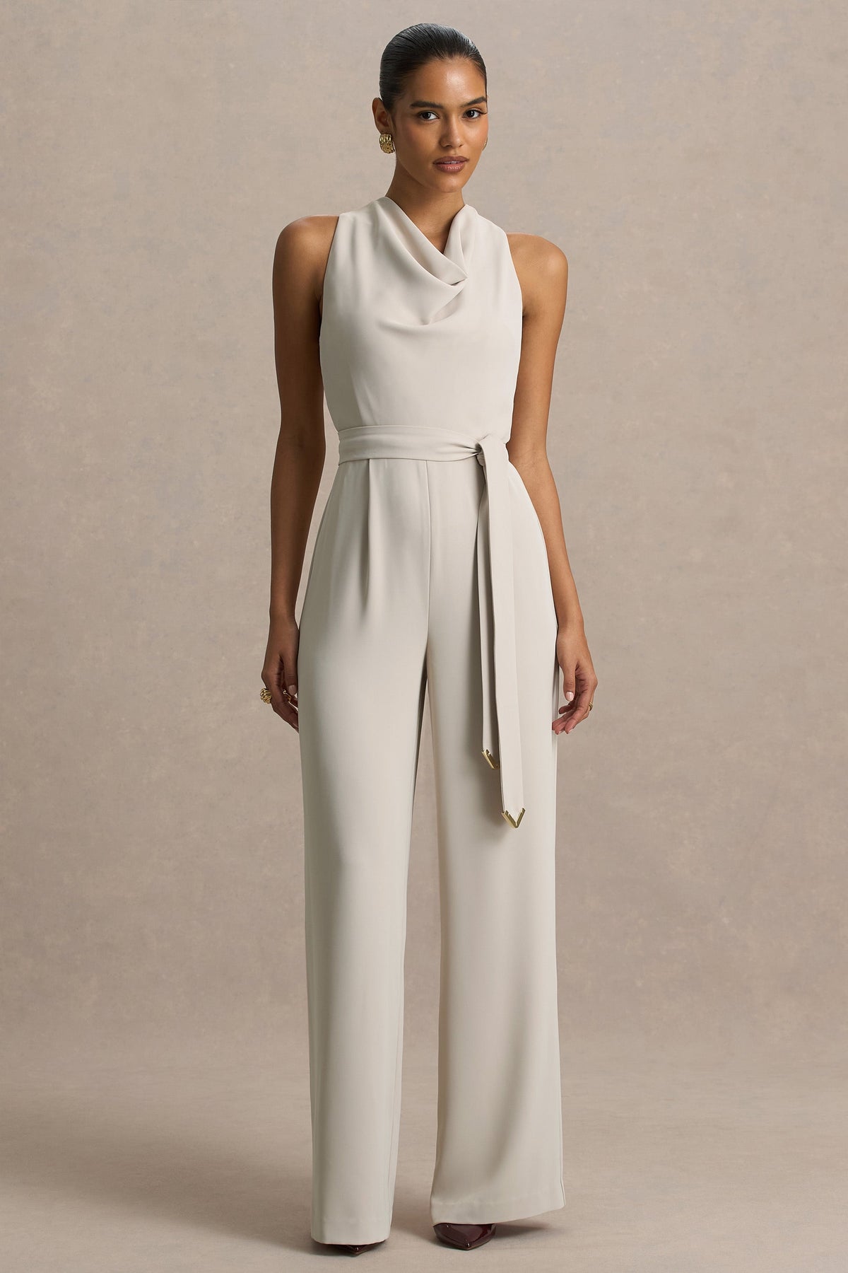 Corina | Nudefärgad byxdress med draperad halsringning och knytband
