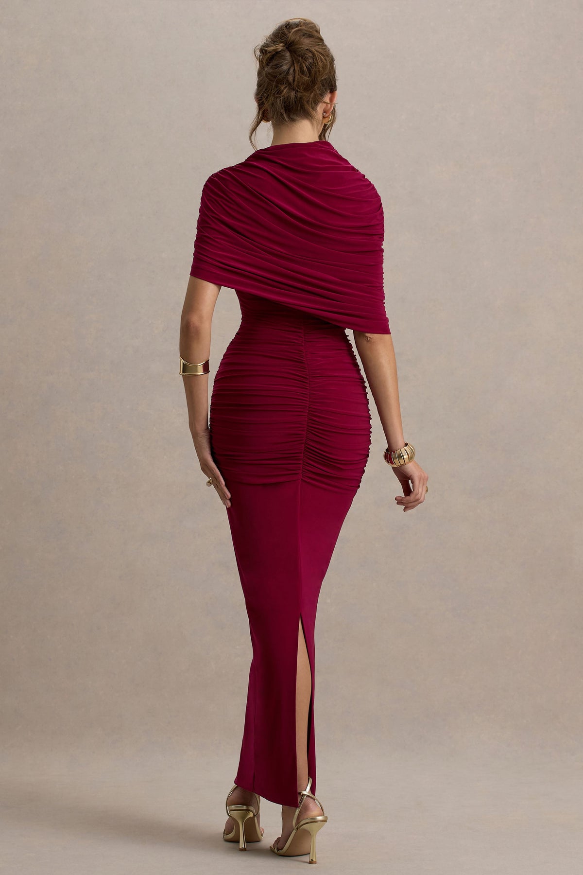 Glitz | Burgundy långklänning med hög hals och capeärm