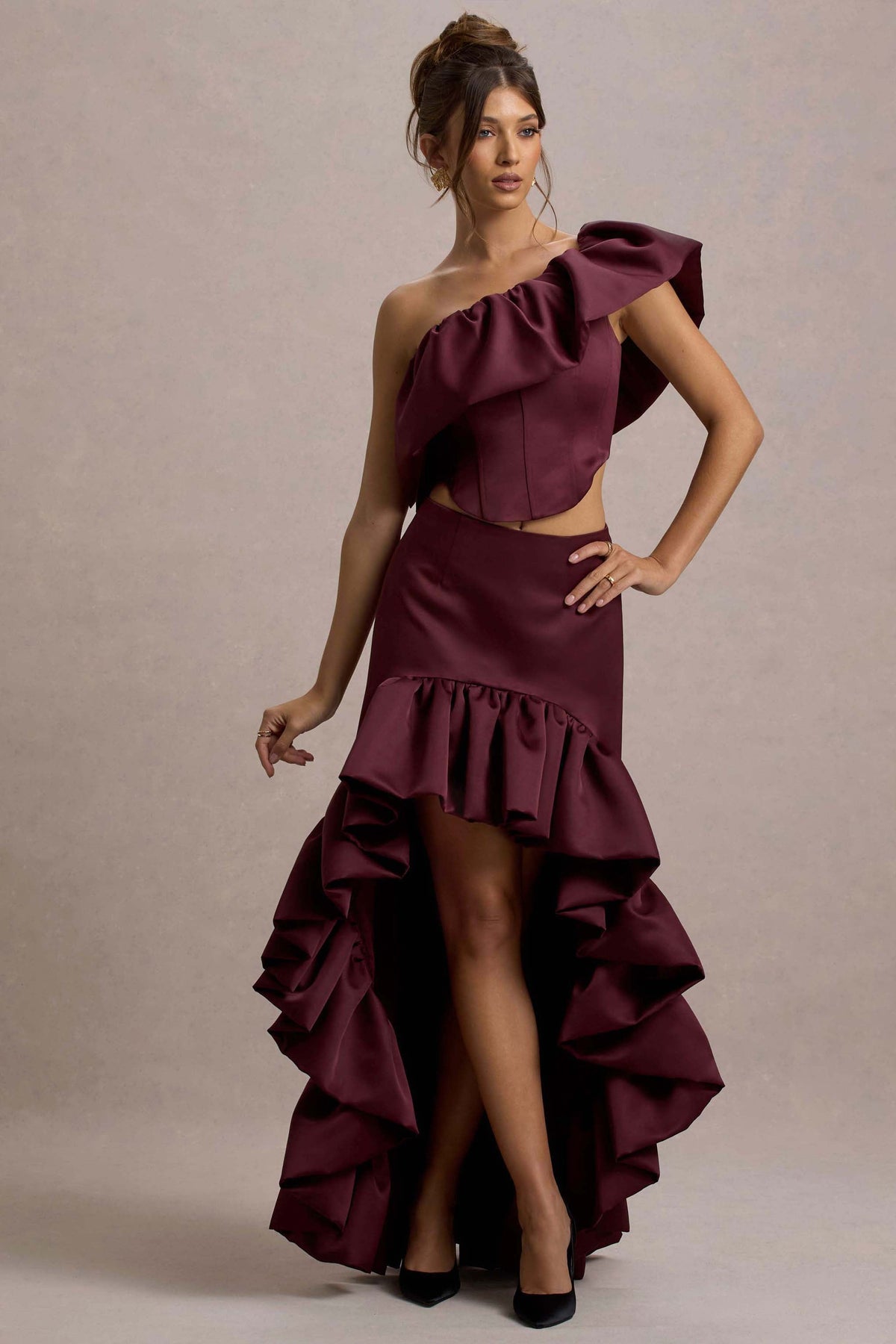 Ruby | Burgundy långkjol i satin med high-low fåll