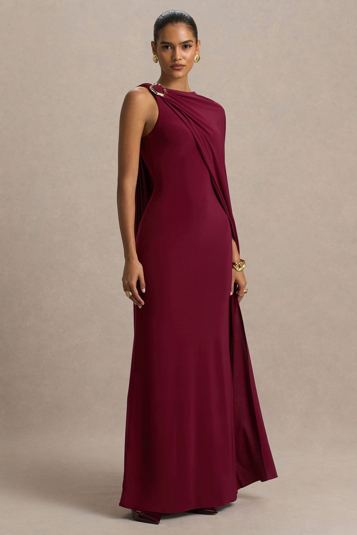 Cressida | Burgundy långklänning med asymmetrisk halsringning och cape
