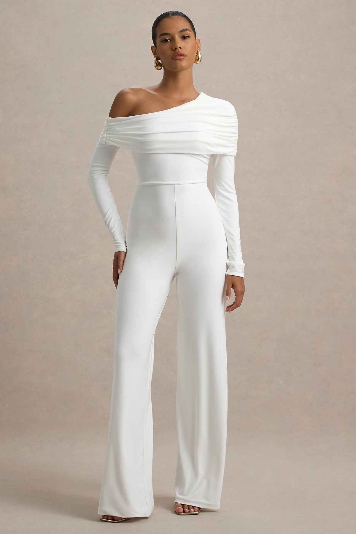 Gracious | Vit byxdress med asymmetrisk bardothalsringning och vida ben