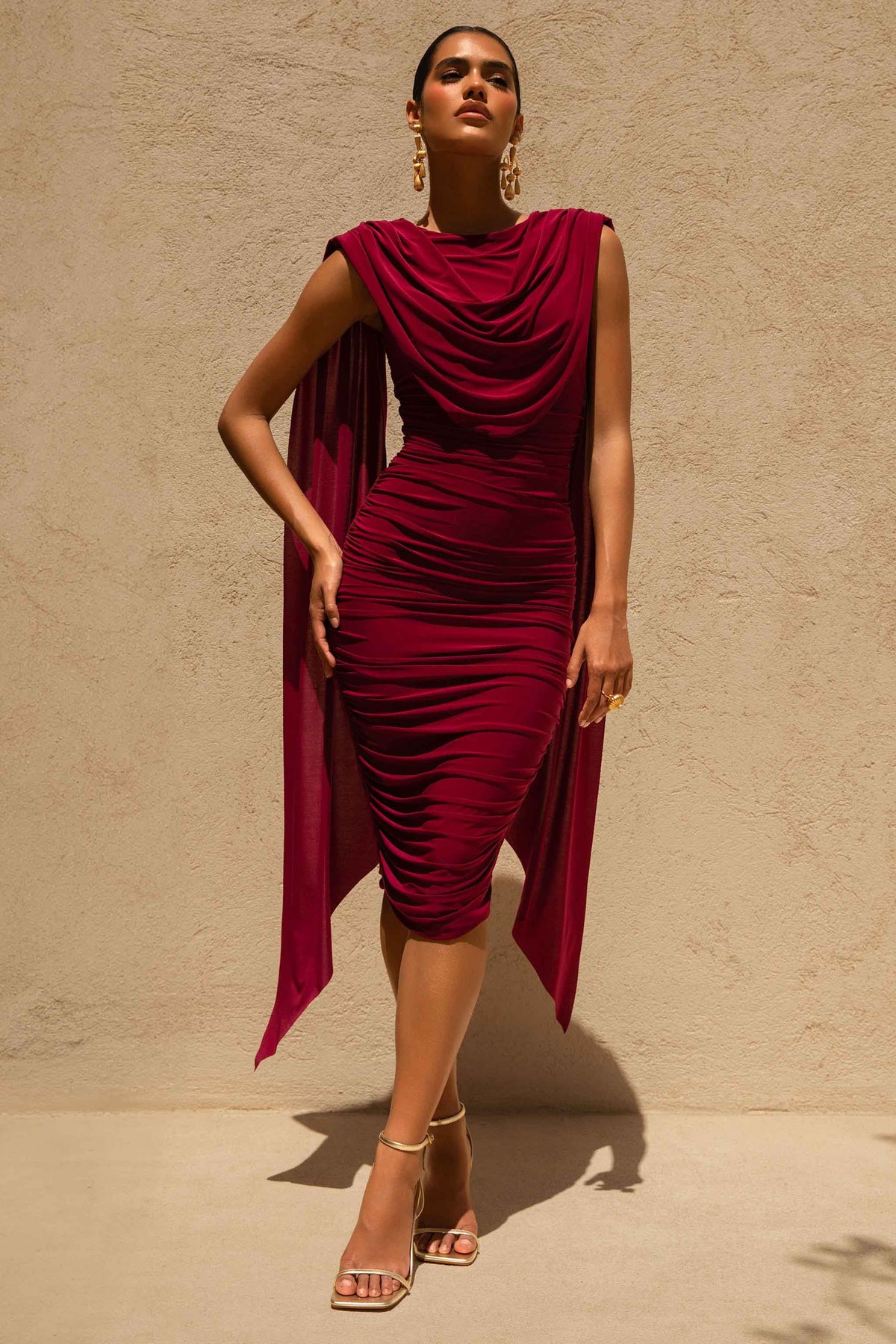 Wanderer | Burgundy midiklänning med rund halsringning och draperade rynkningar