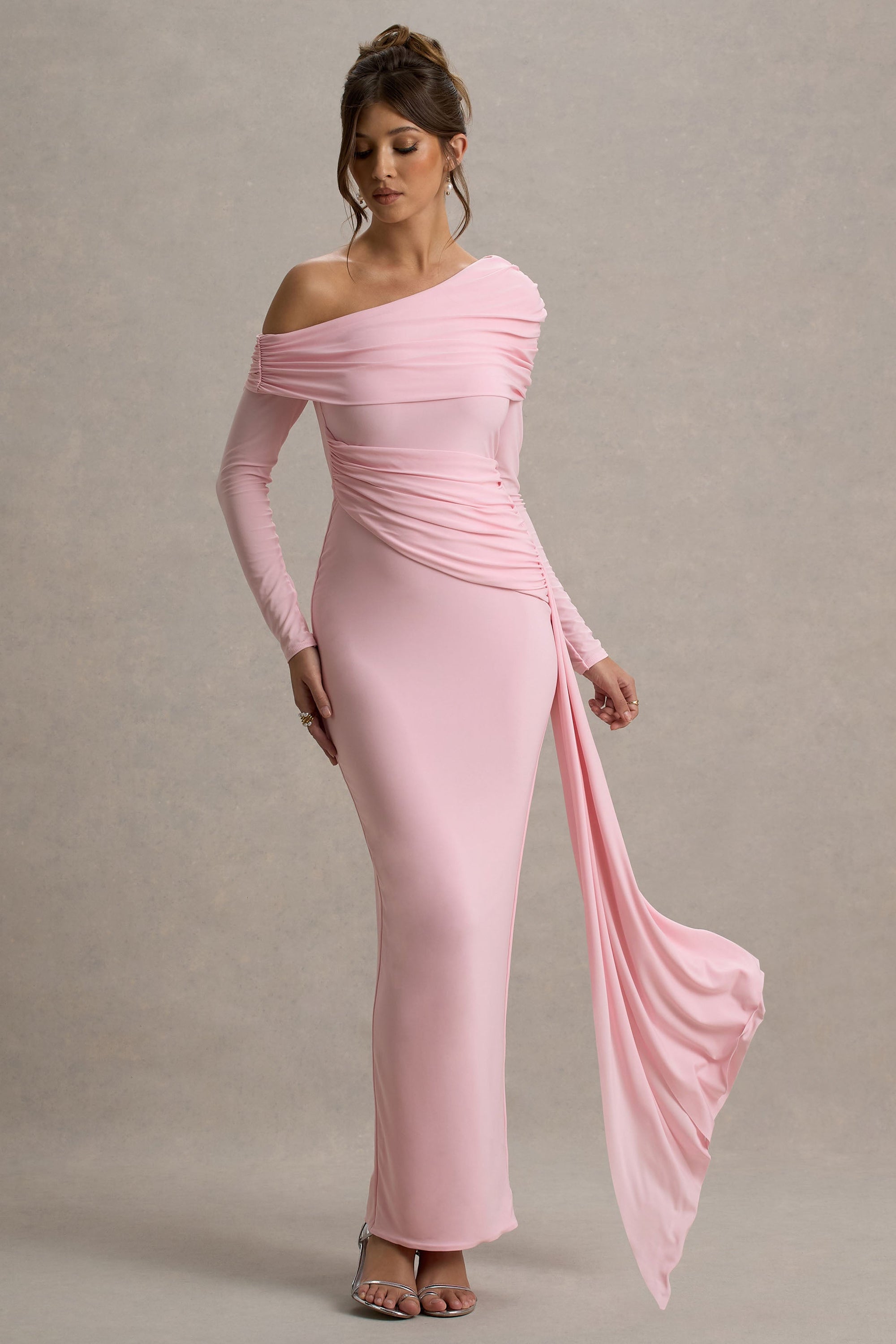 Valina | Rosa långklänning med asymmetrisk halsringning och draperad detalj över höften