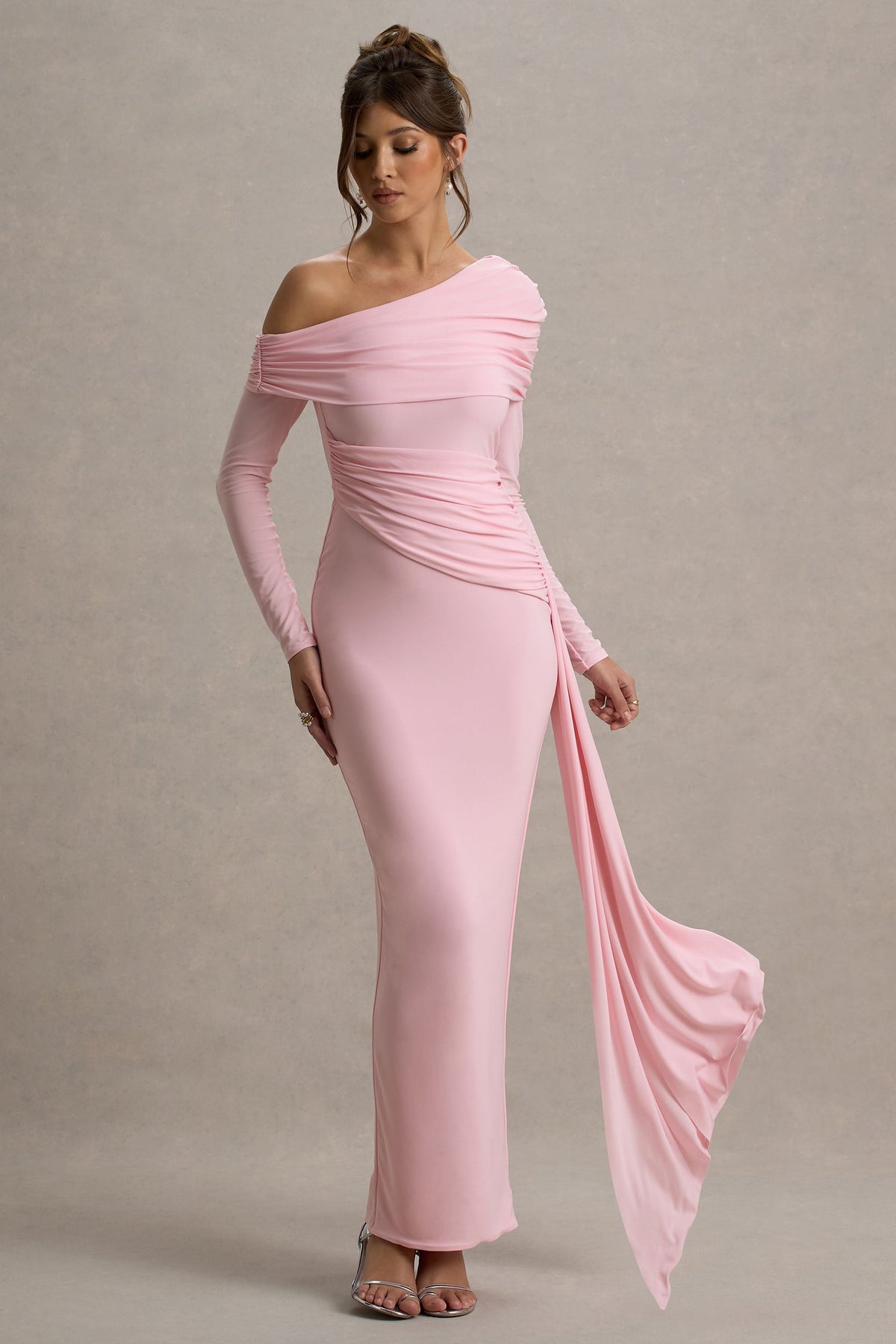 Valina | Rosa långklänning med asymmetrisk halsringning och draperad detalj över höften
