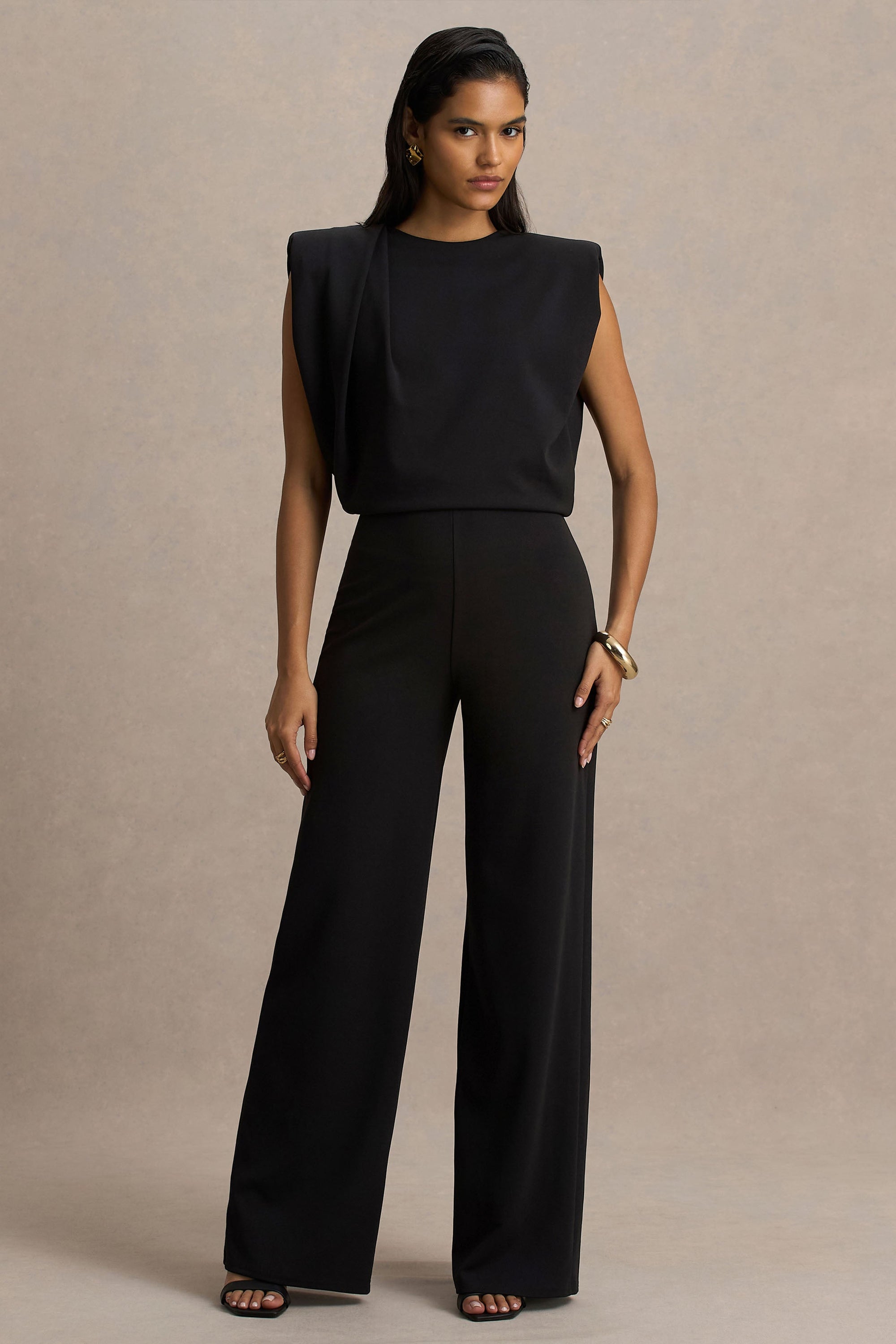 Tiff | Svart byxdress med rund halsringning och draperat liv