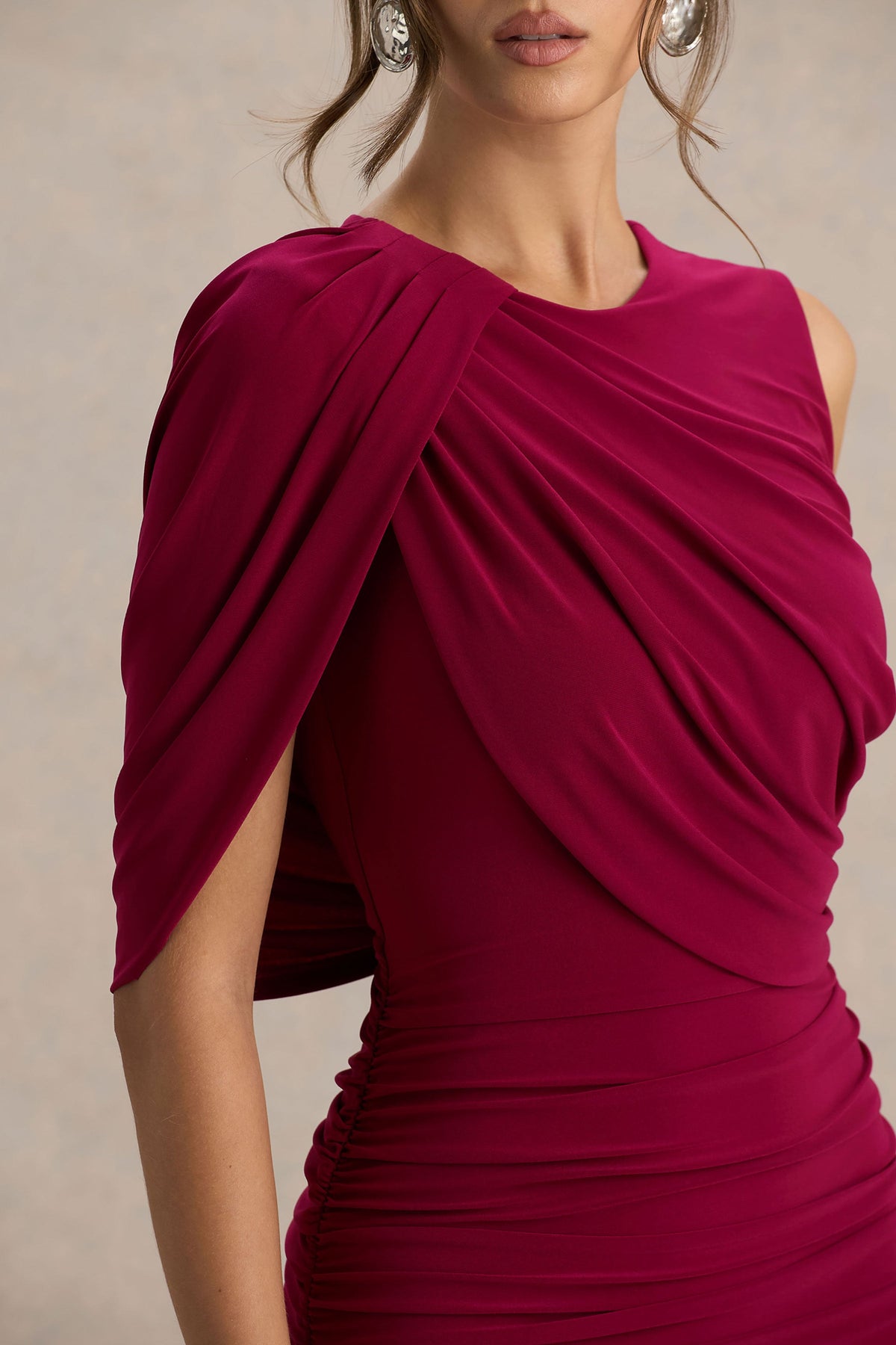 Missy | Burgundy miniklänning med rynkningar och capeärm