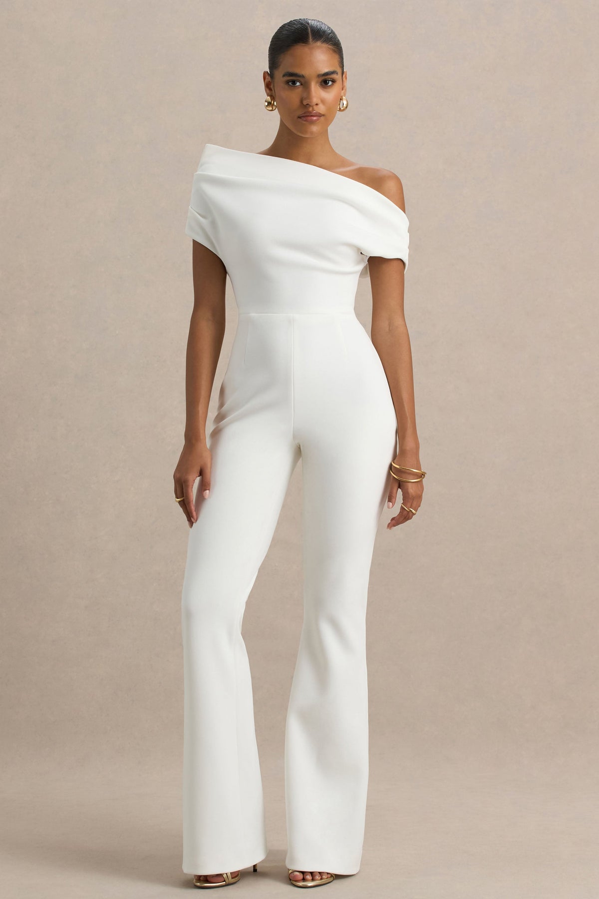Alexandra | Vit byxdress med asymmetrisk halsringning