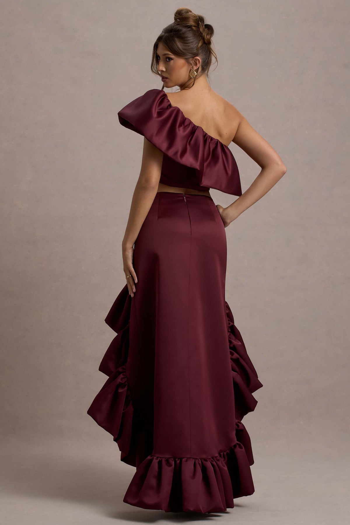Ruby | Burgundy långkjol i satin med high-low fåll