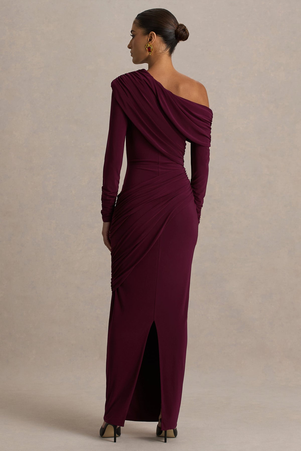 Perrie | Burgundy långklänning med asymmetrisk halsringning och rynkade detaljer