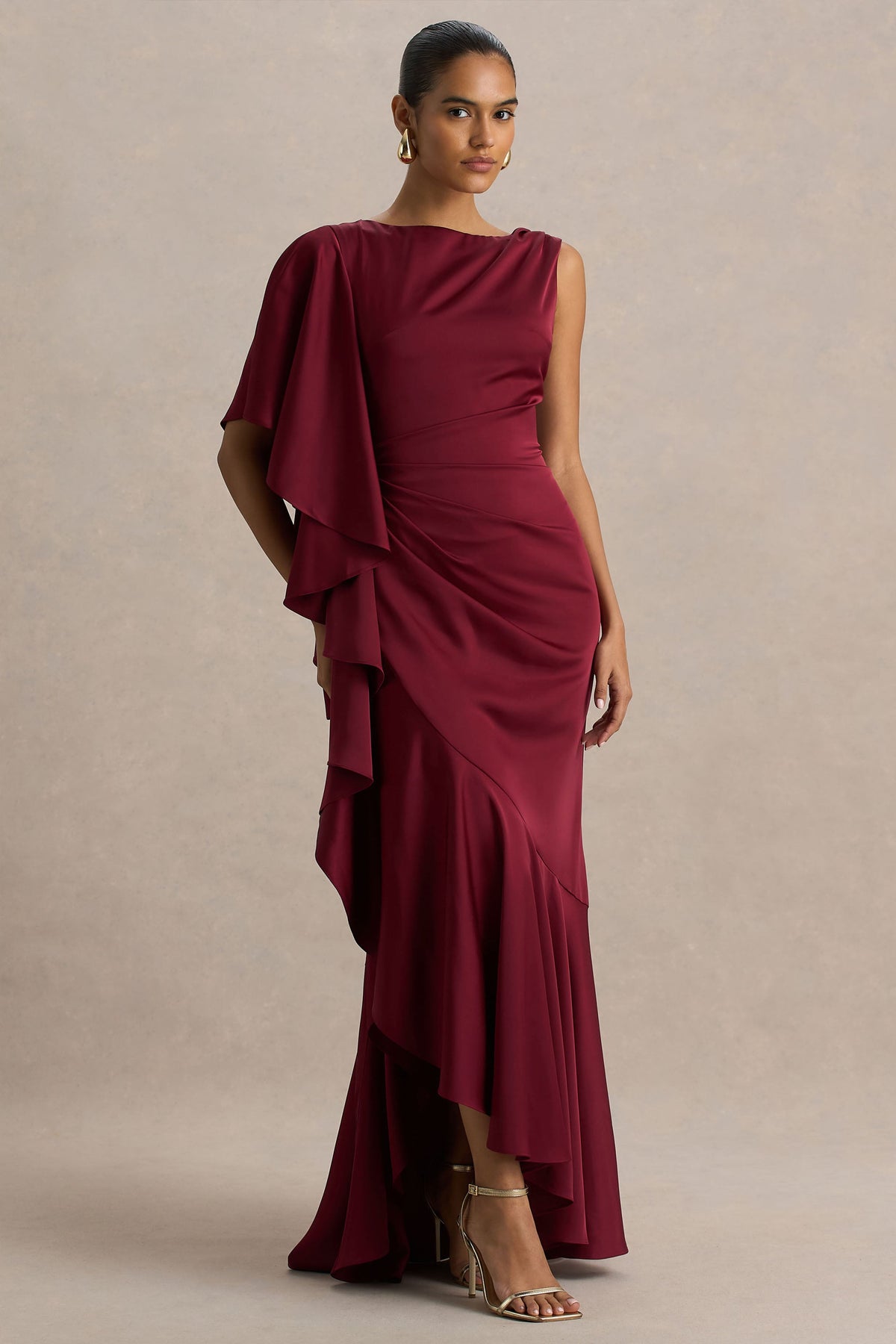 Rosy | Burgundy långklänning med båthalsringning och asymmetrisk design