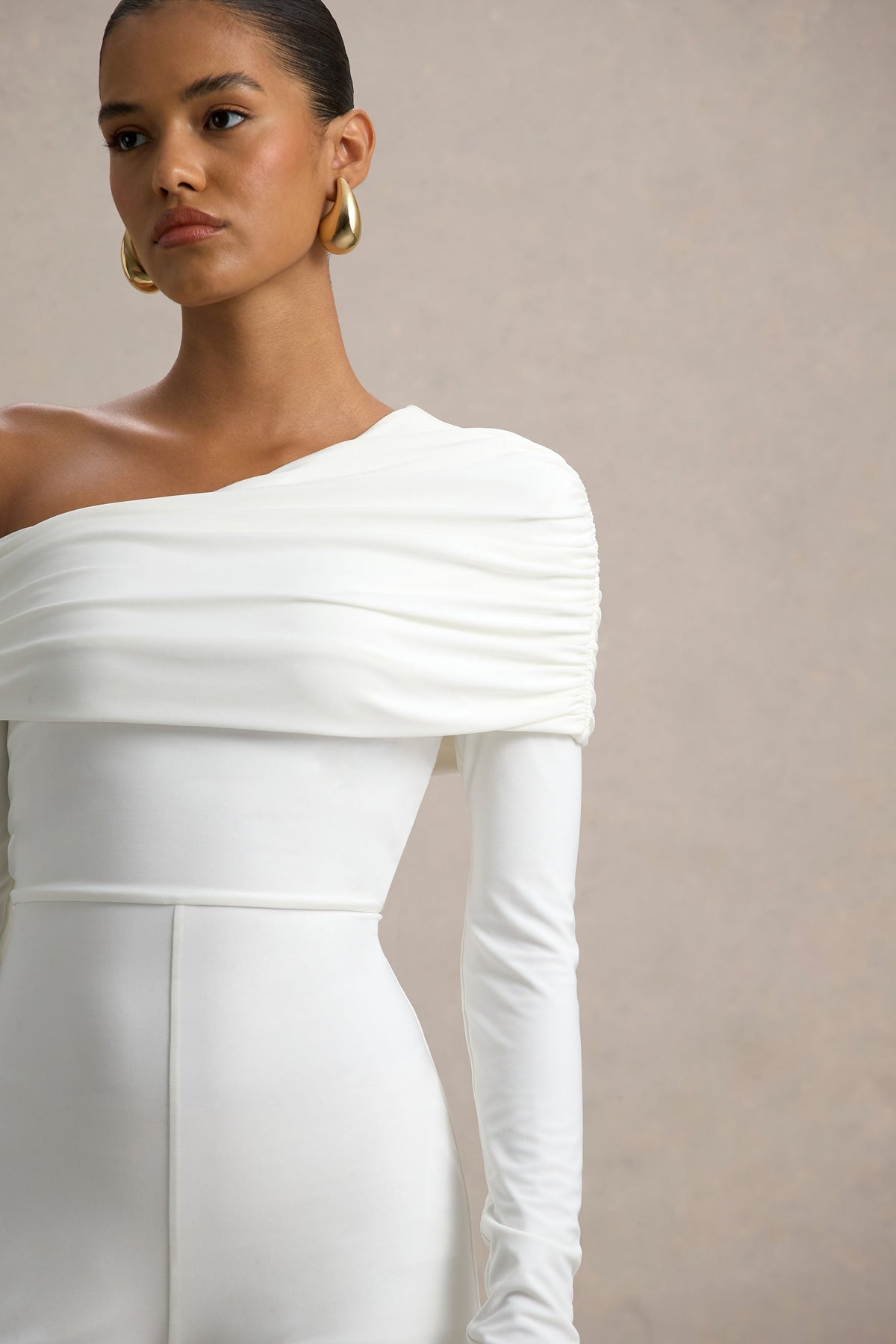 Gracious | Vit byxdress med asymmetrisk bardothalsringning och vida ben