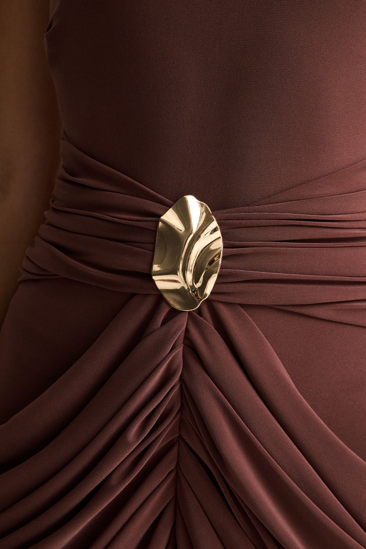 Horizon | Brun långklänning med halterneck och draperade detaljer