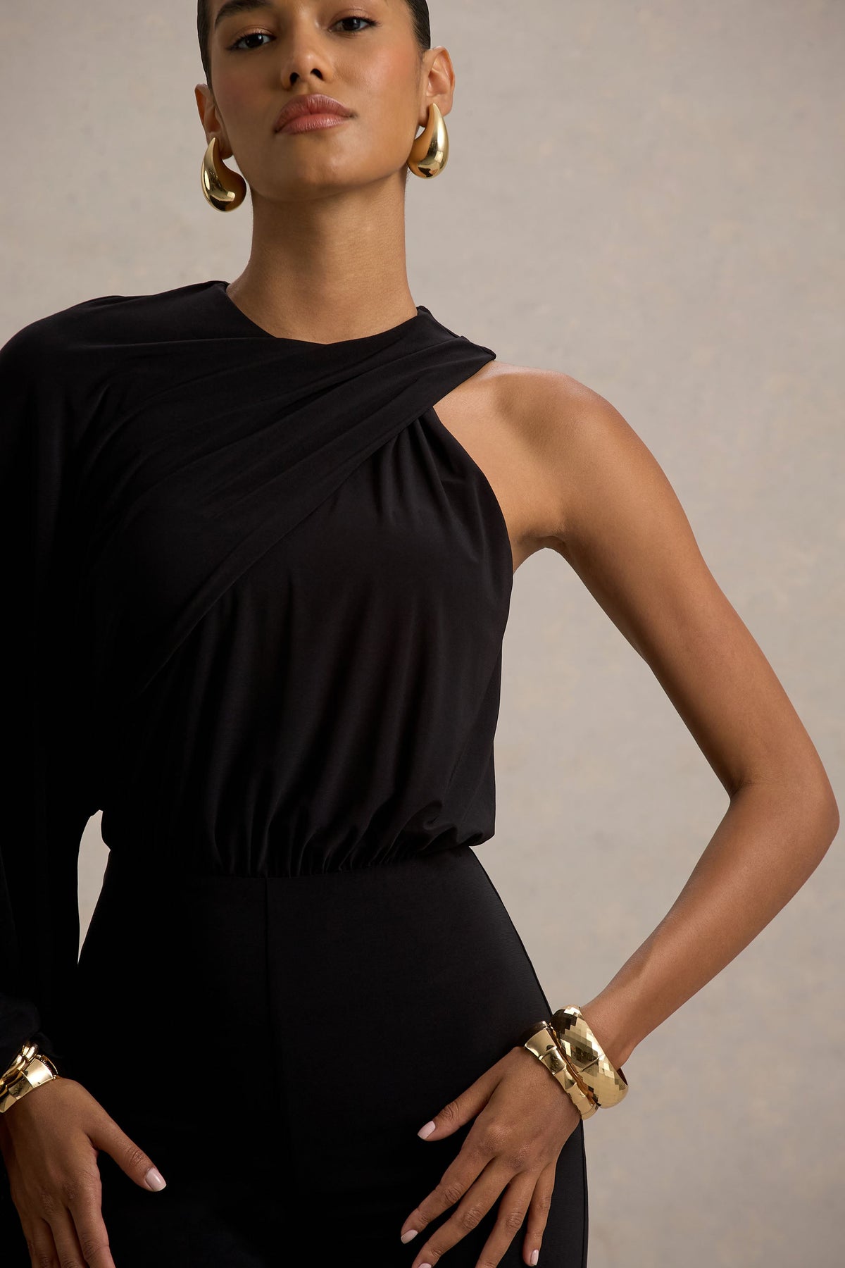 Asra | Svart byxdress med capeärm