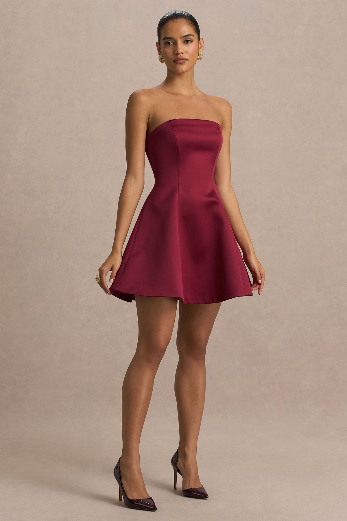 Lioray | Burgundy axelbandslös miniklänning i satin
