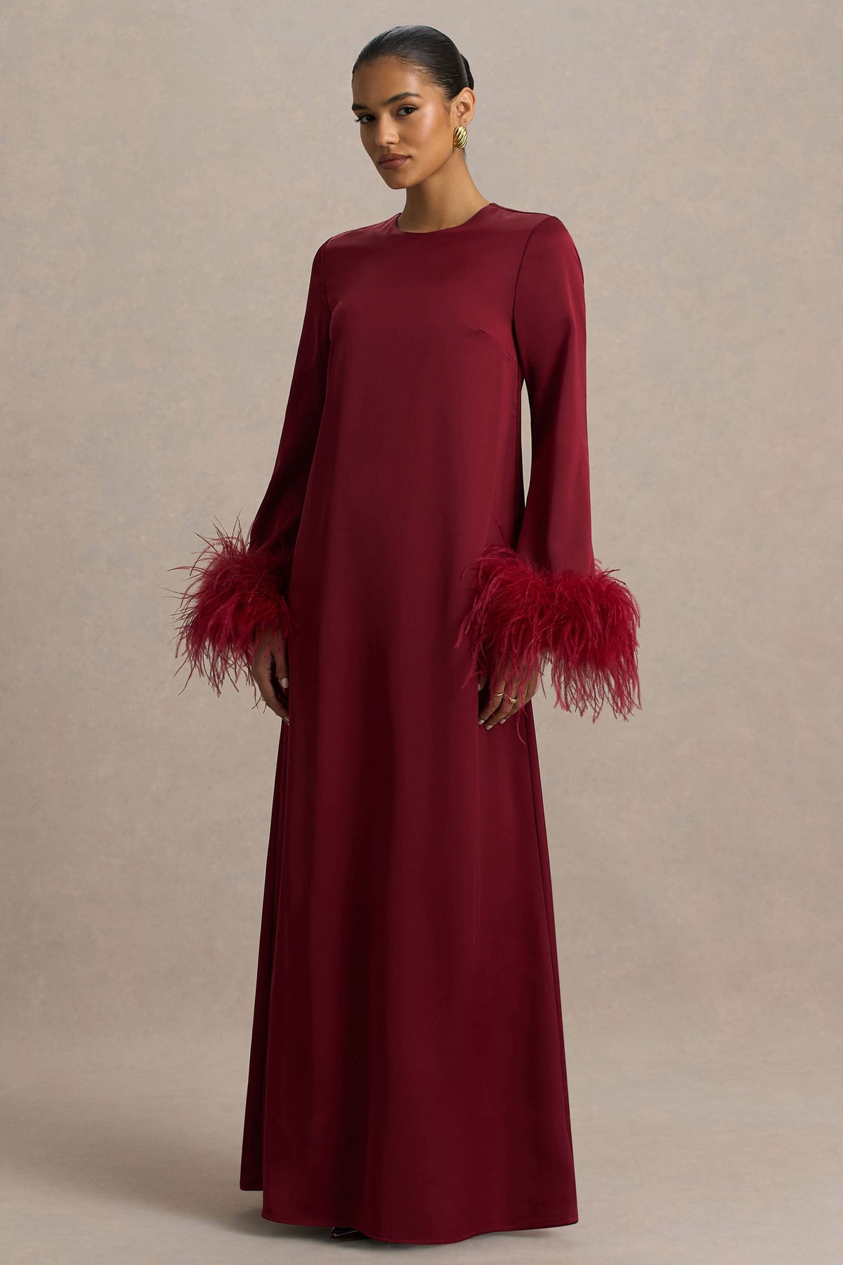 Adella | Burgundy långklänning i satin med fjäderdetaljer