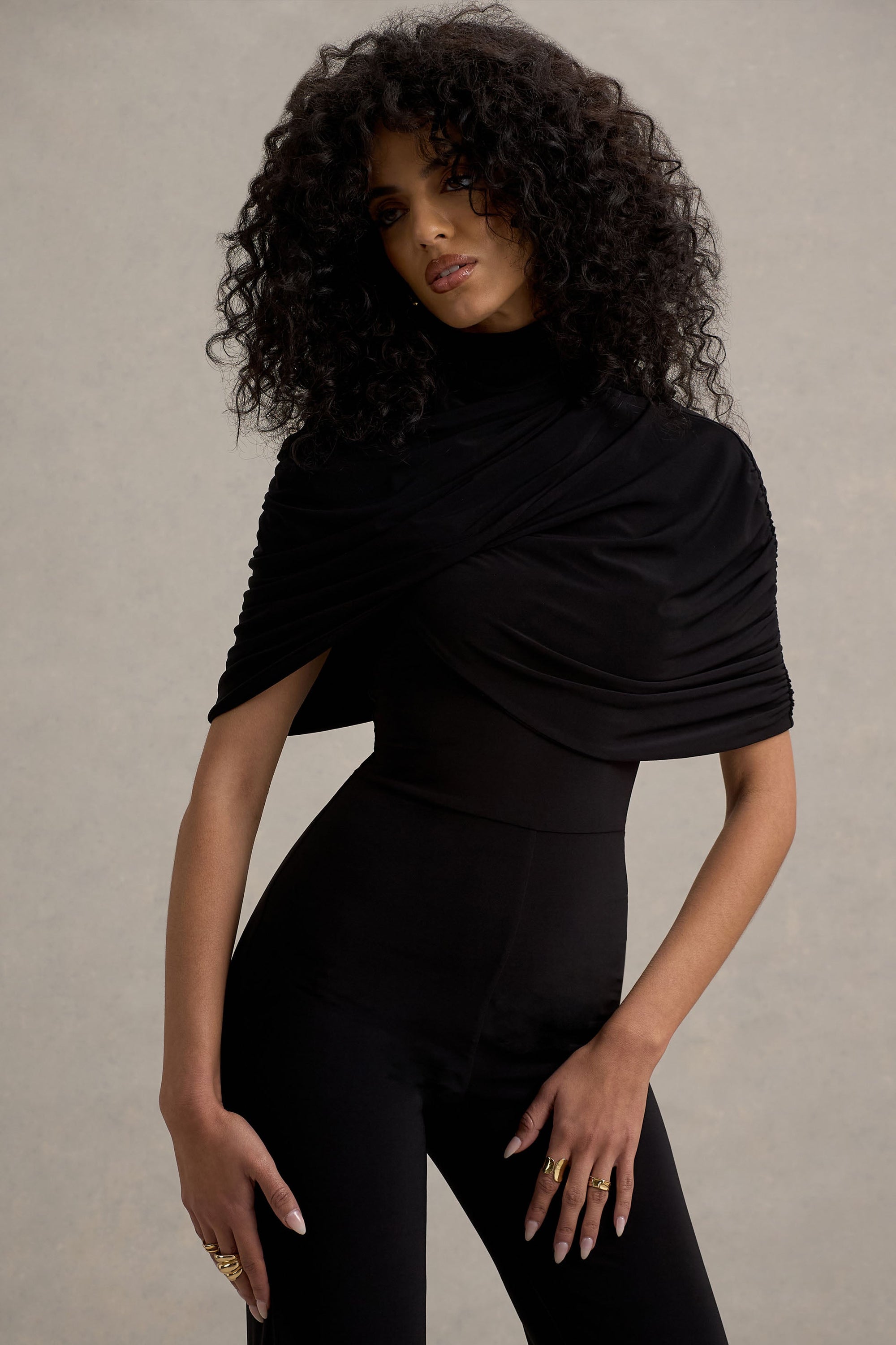 Isoline | Svart byxdress med capeöverlägg och klockade ben