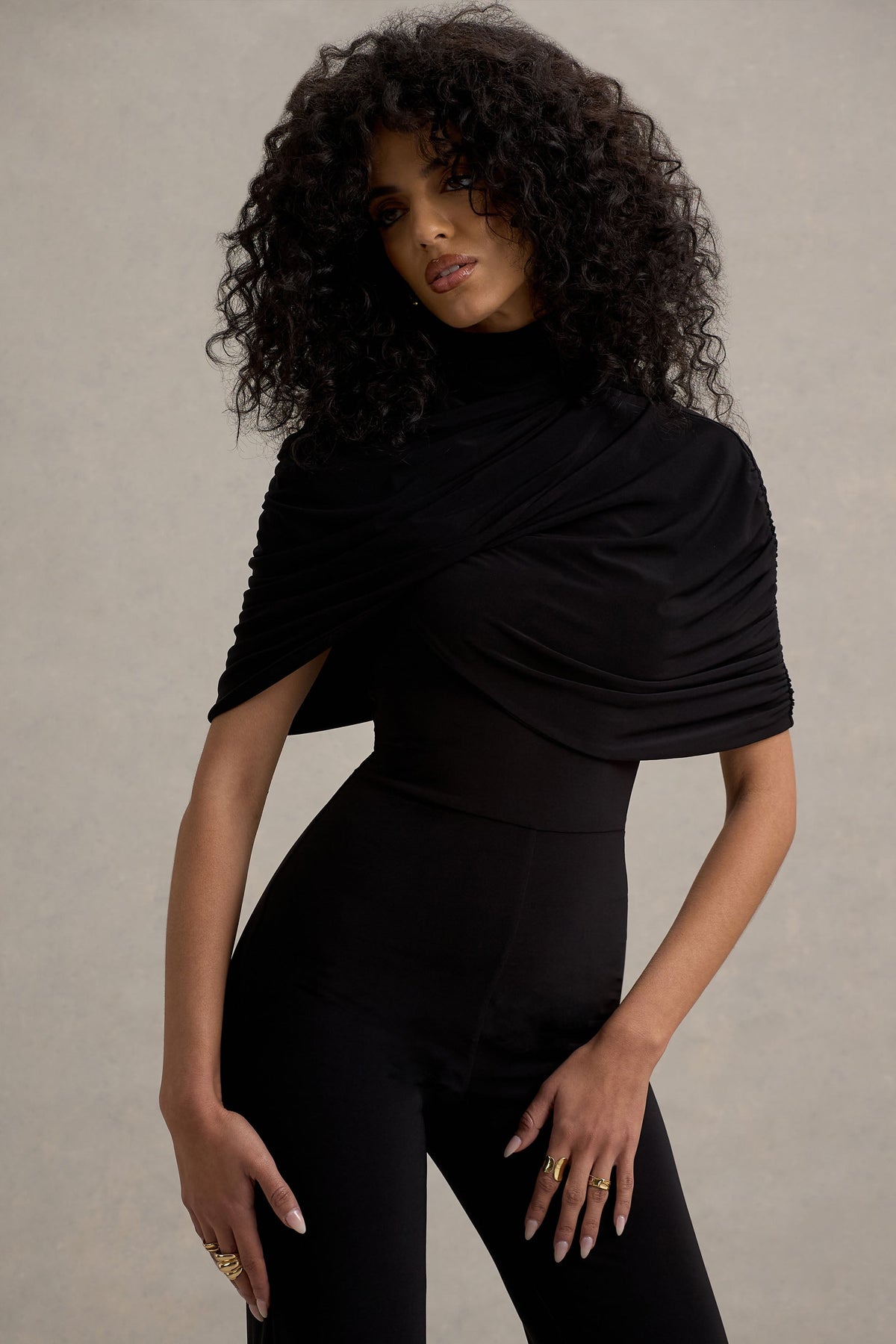 Isoline | Svart byxdress med capeöverlägg och klockade ben