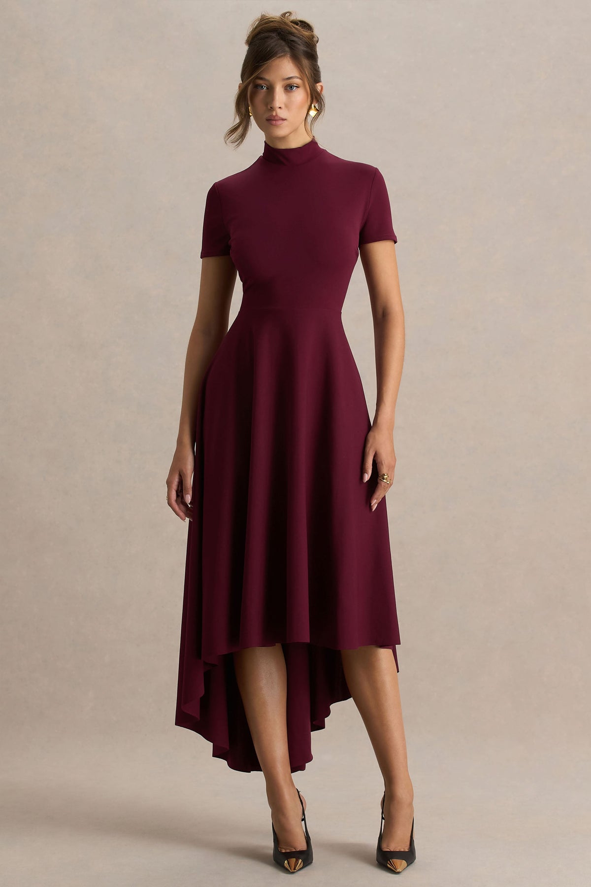 Bellona | Burgundy midiklänning med hög hals och asymmetrisk fåll