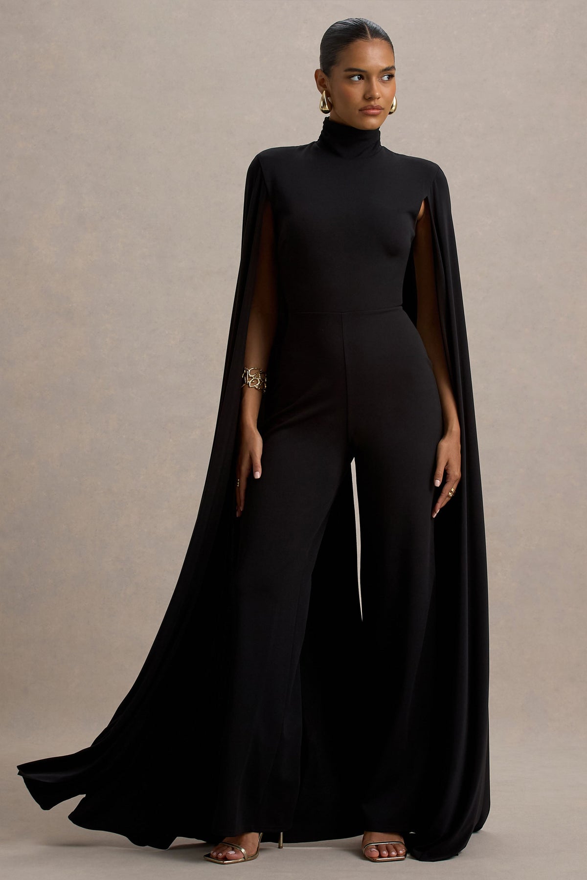 Dulcet | Svart byxdress med hög halsringning och capeärm