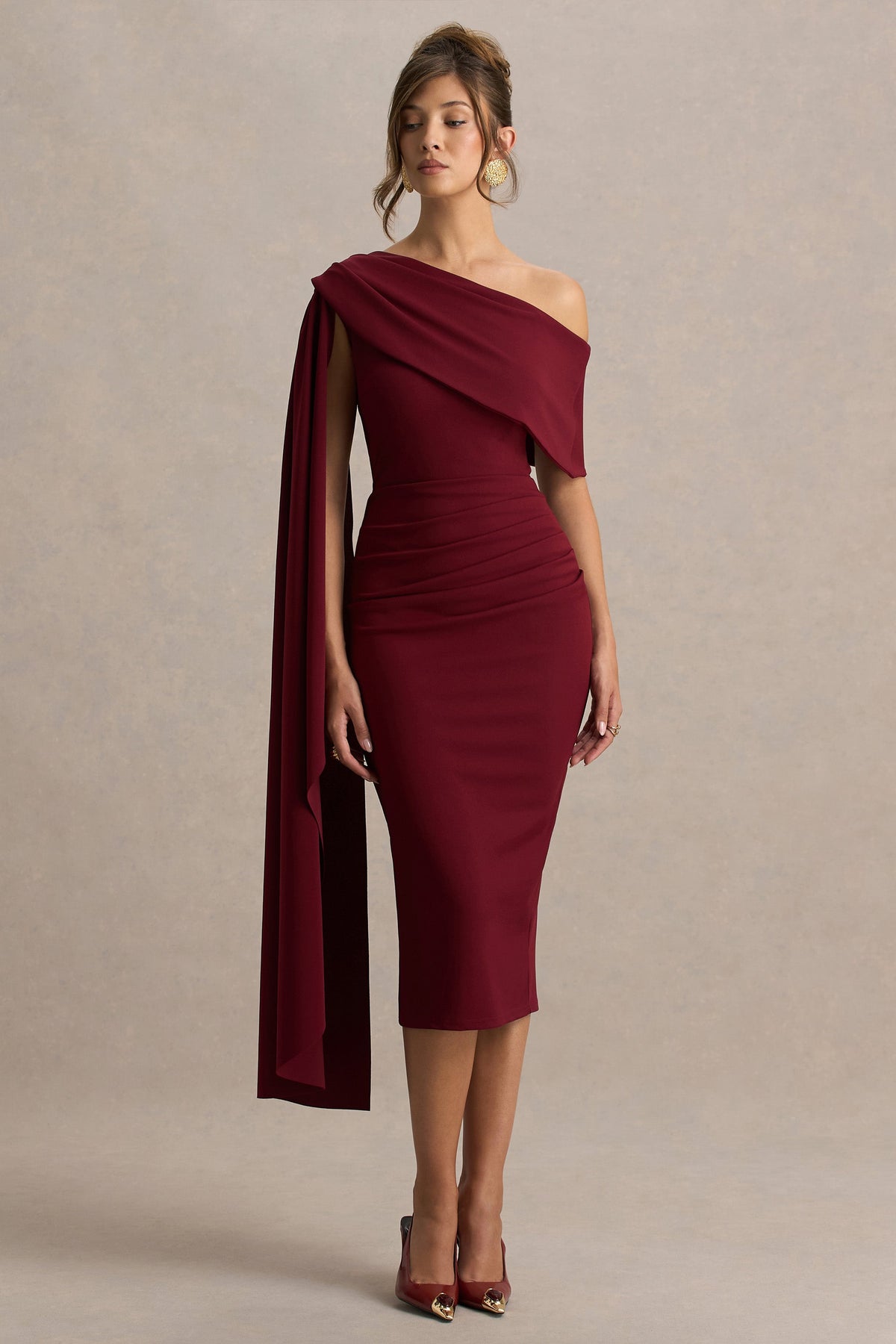 Leah | Burgundy asymmetrisk midiklänning med capeärm