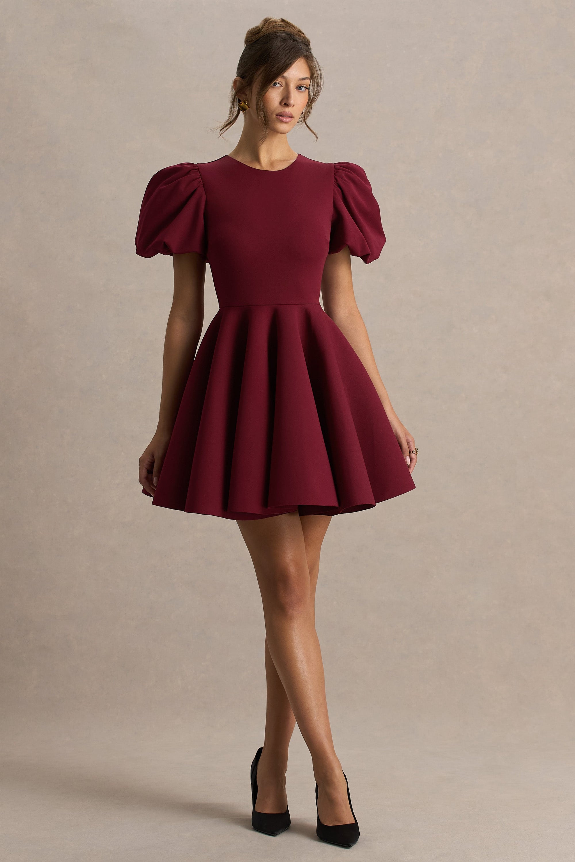 Emelia | Burgundy miniklänning med puffärm och klockad kjol