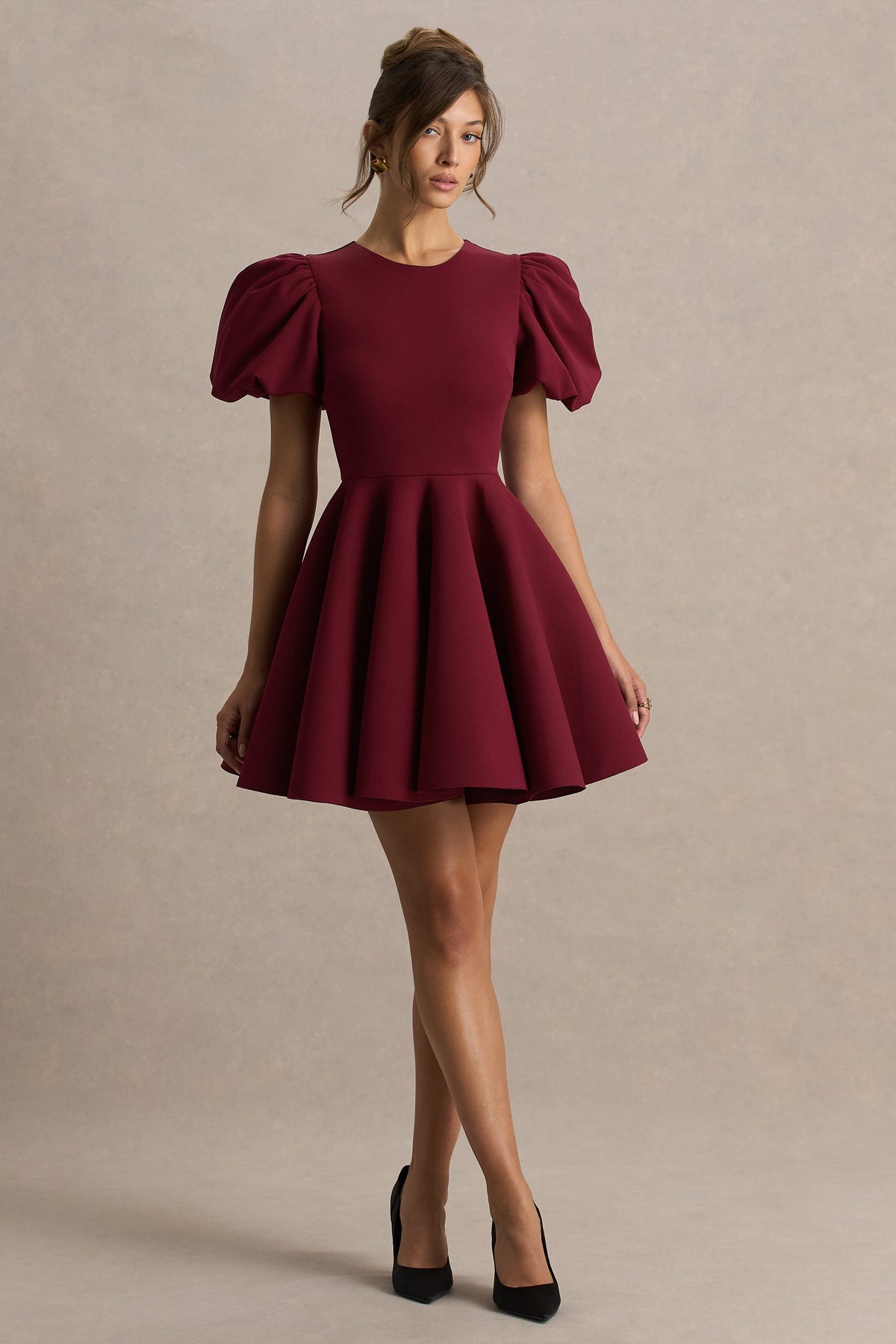 Emelia | Burgundy miniklänning med puffärm och klockad kjol
