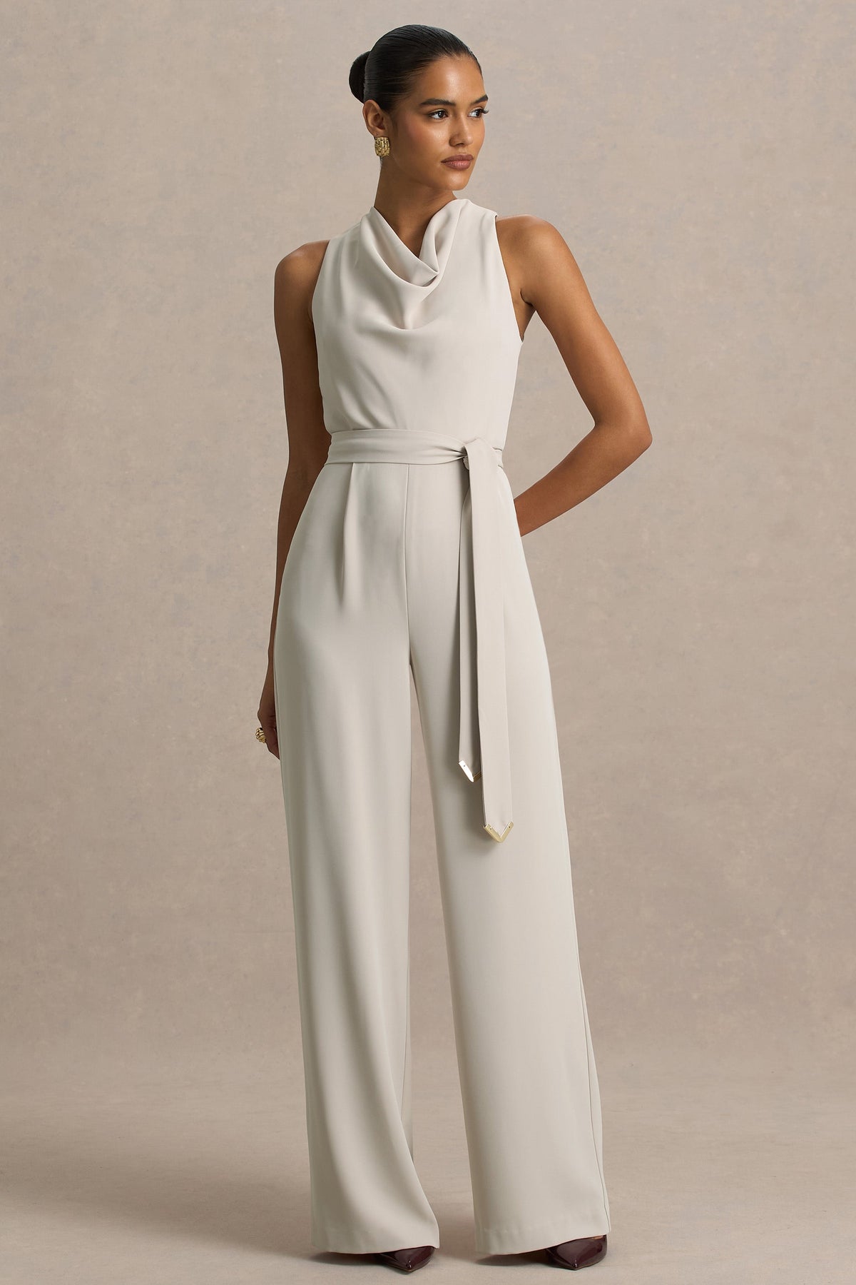Corina | Nudefärgad byxdress med draperad halsringning och knytband