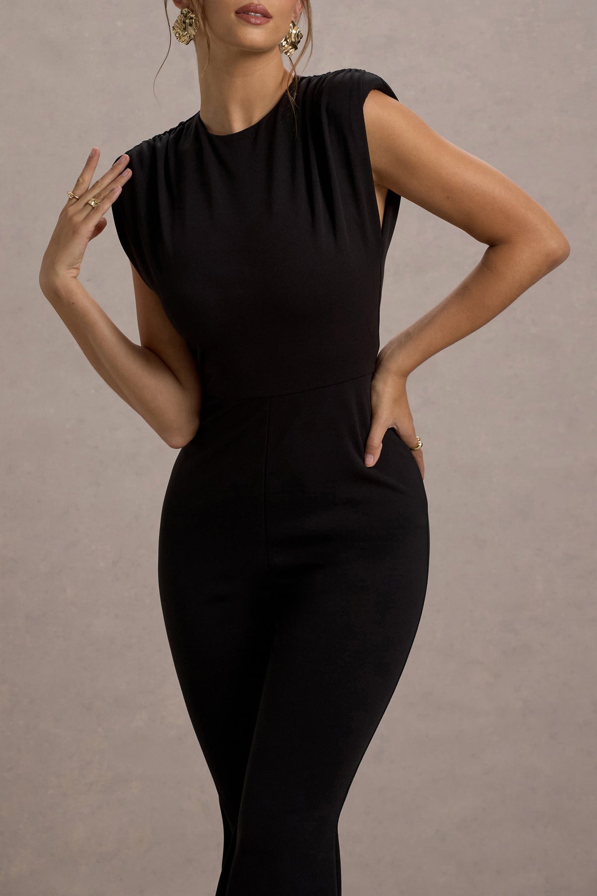 Elyna | Svart byxdress med hög hals och drapering