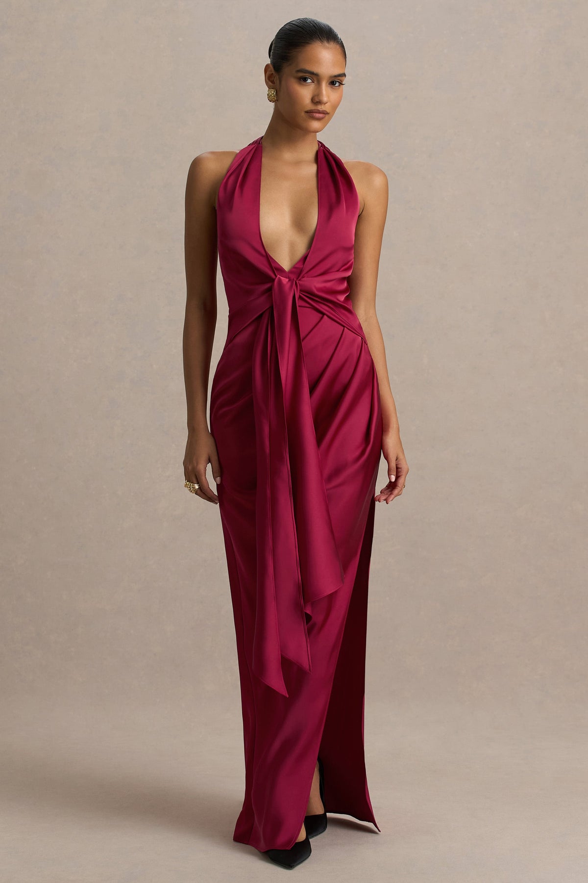 Lynette | Burgundy långklänning i satin med asymmetrisk fåll