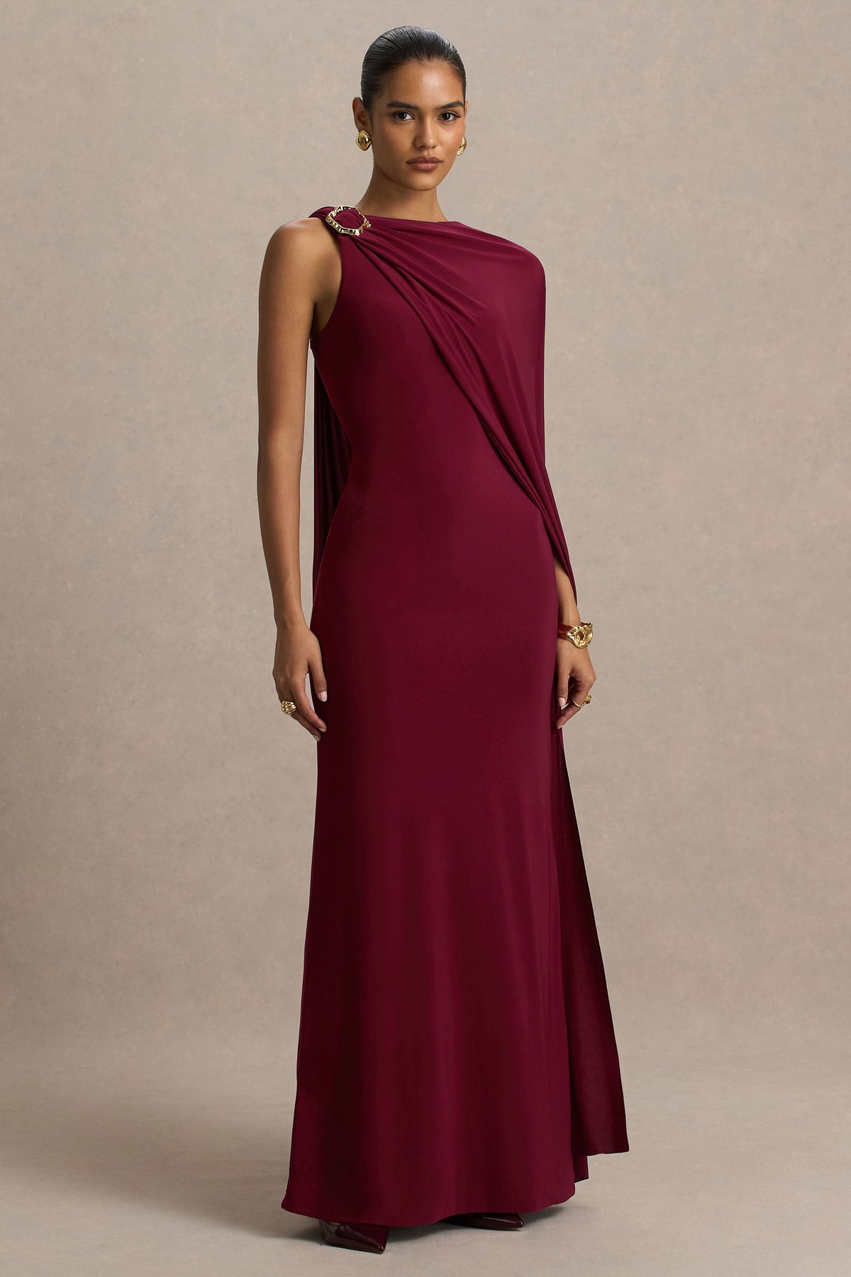 Cressida | Burgundy långklänning med asymmetrisk halsringning och cape