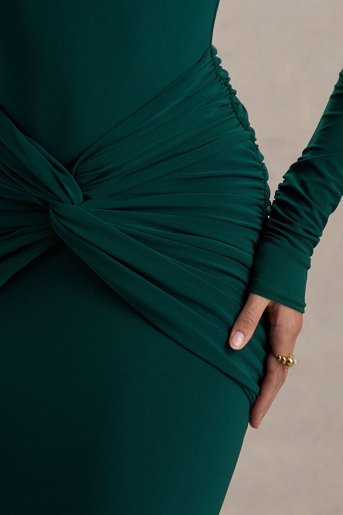 Alula | Grön långklänning med hög hals och draperad detalj i midjan