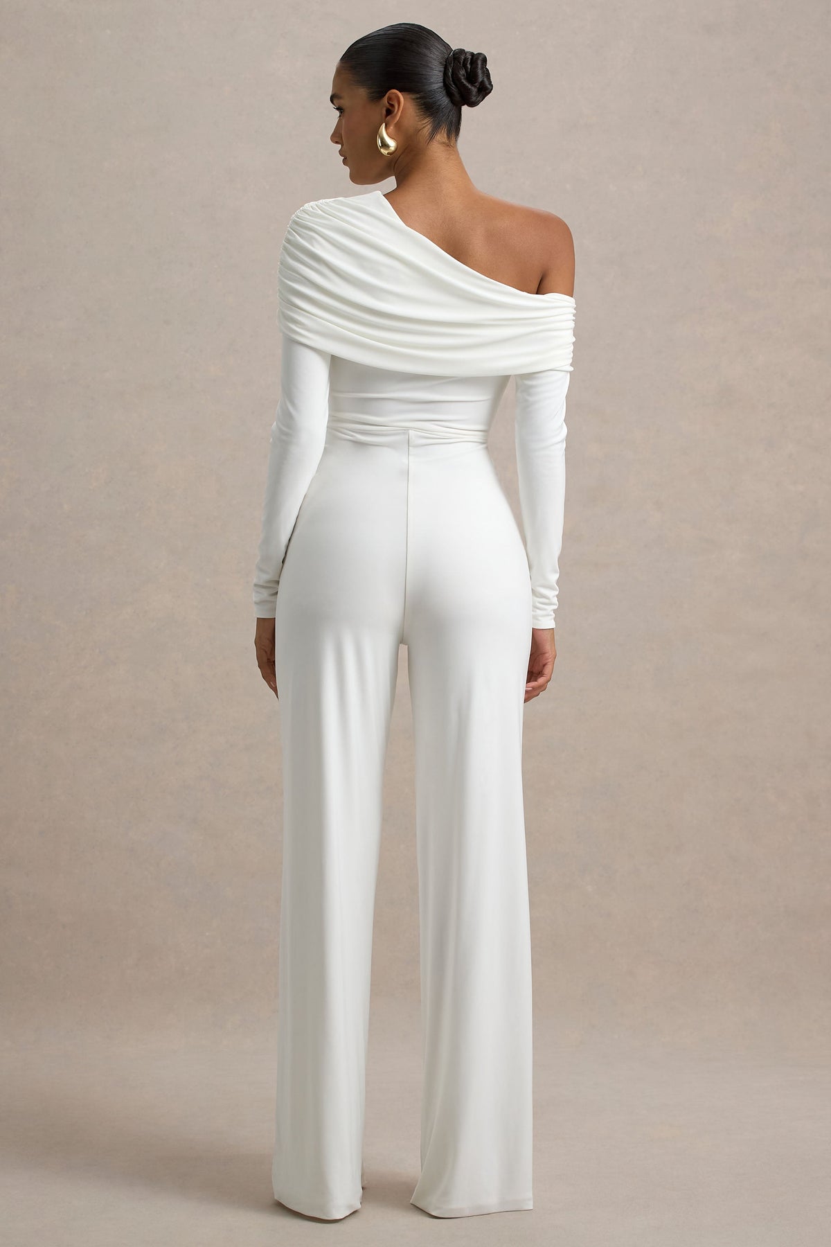 Gracious | Vit byxdress med asymmetrisk bardothalsringning och vida ben