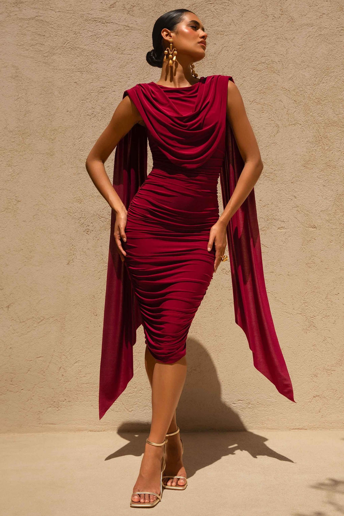 Wanderer | Burgundy midiklänning med rund halsringning och draperade rynkningar