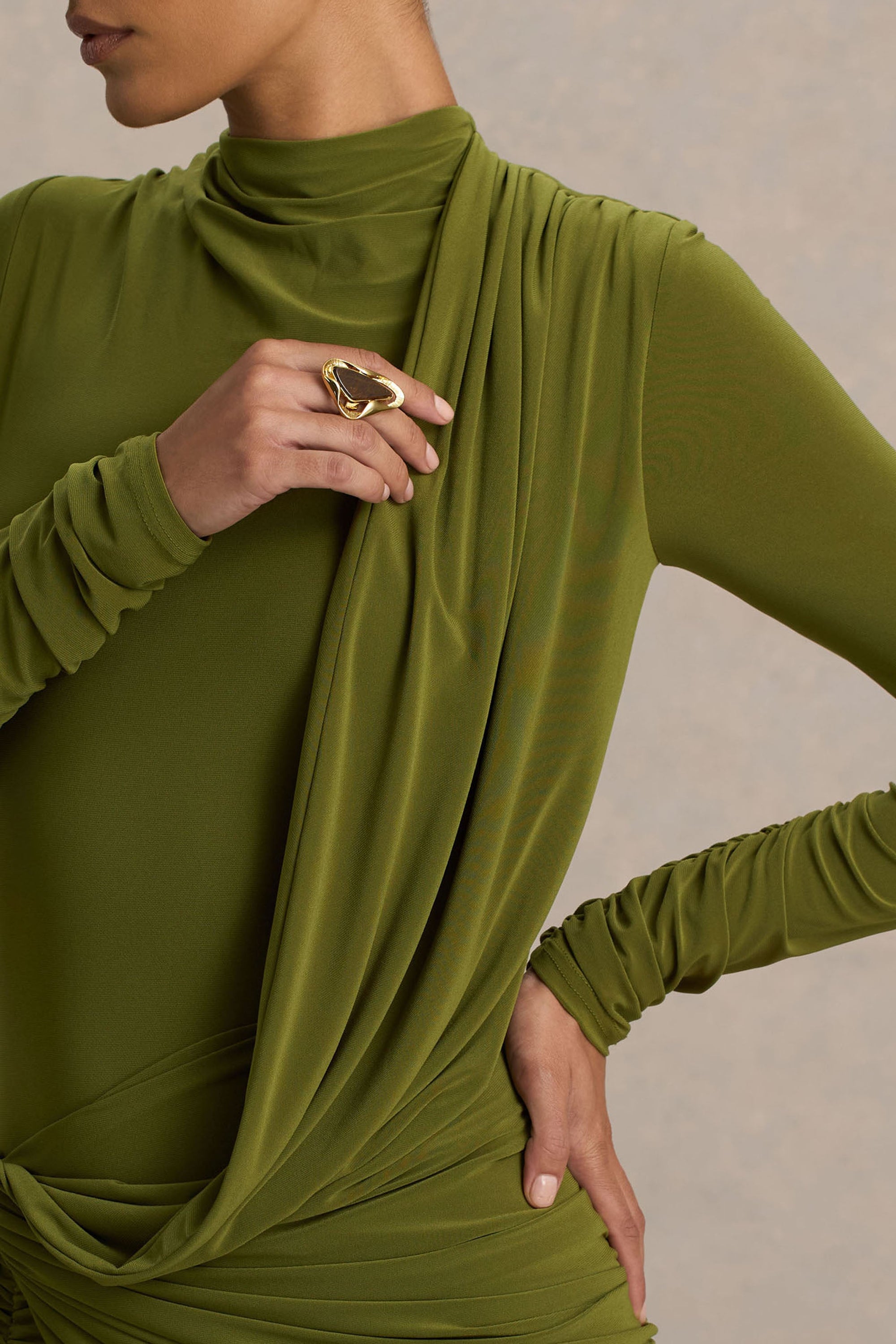 Melissa | Olivgrön långklänning med draperad detalj över höften