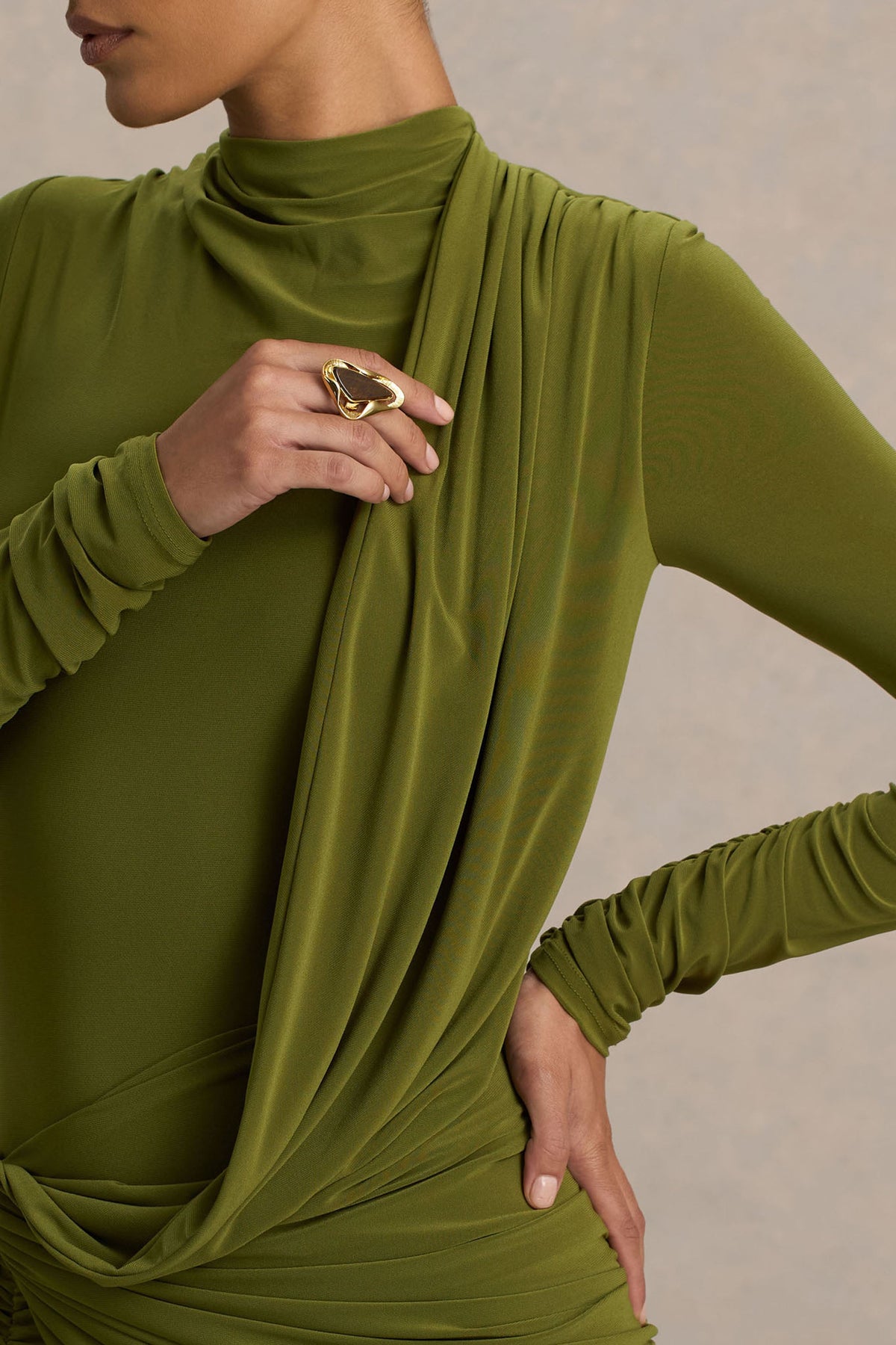 Melissa | Olivgrön långklänning med draperad detalj över höften