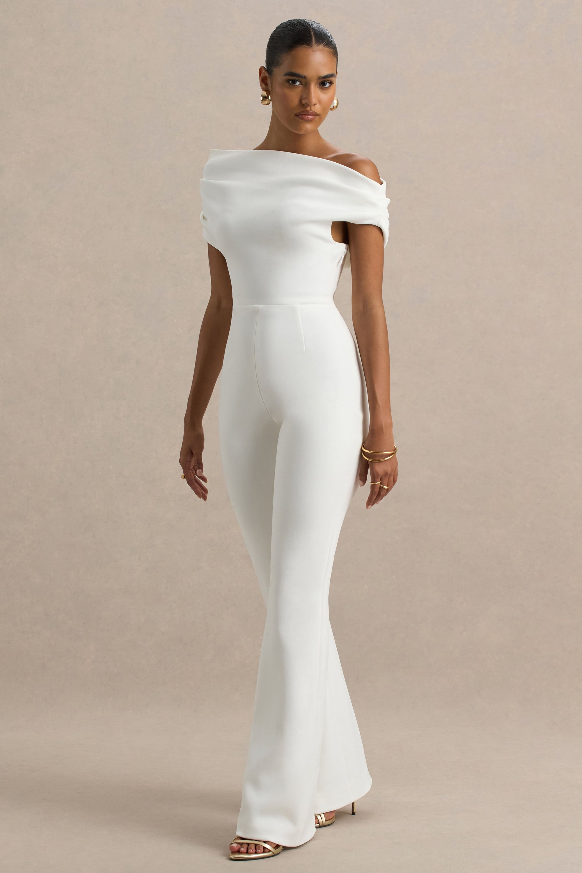 Alexandra | Vit byxdress med asymmetrisk halsringning