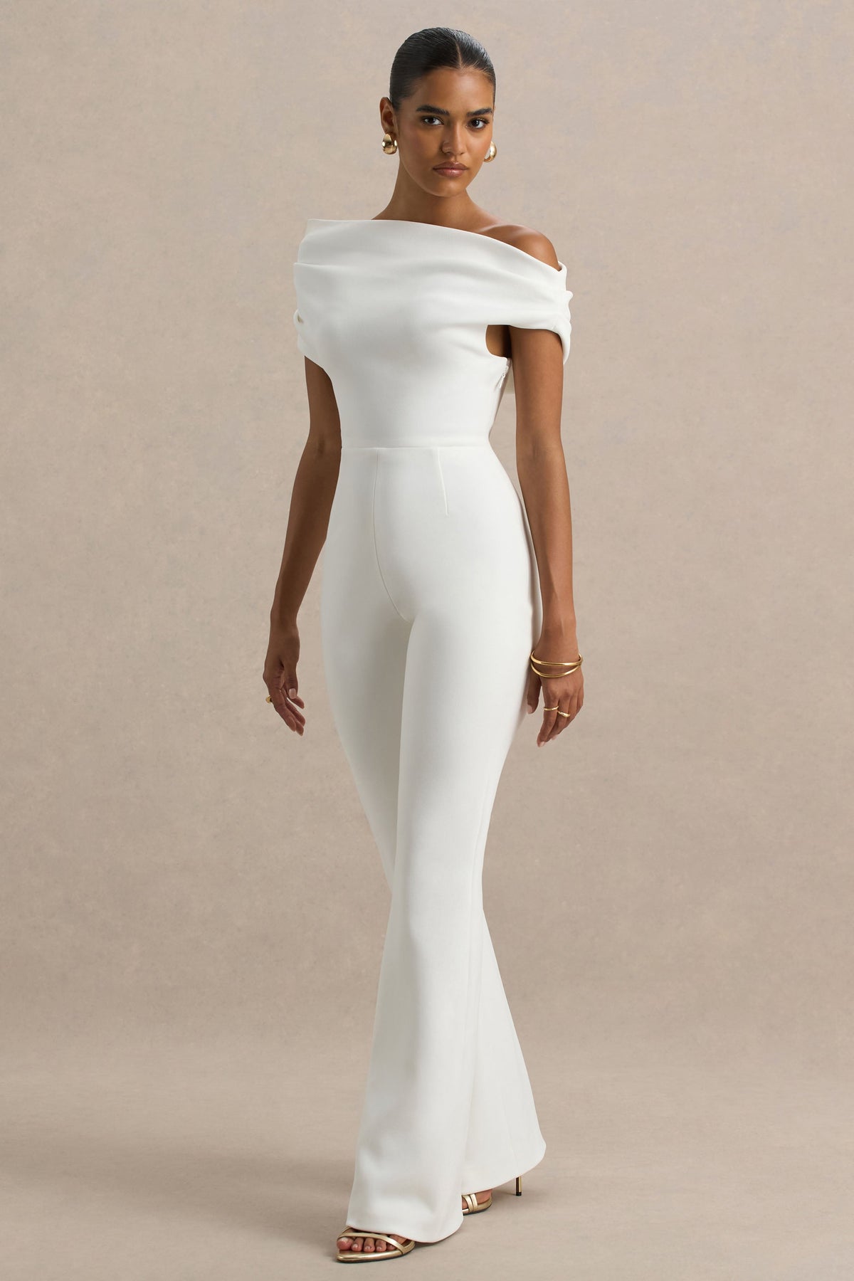 Alexandra | Vit byxdress med asymmetrisk halsringning
