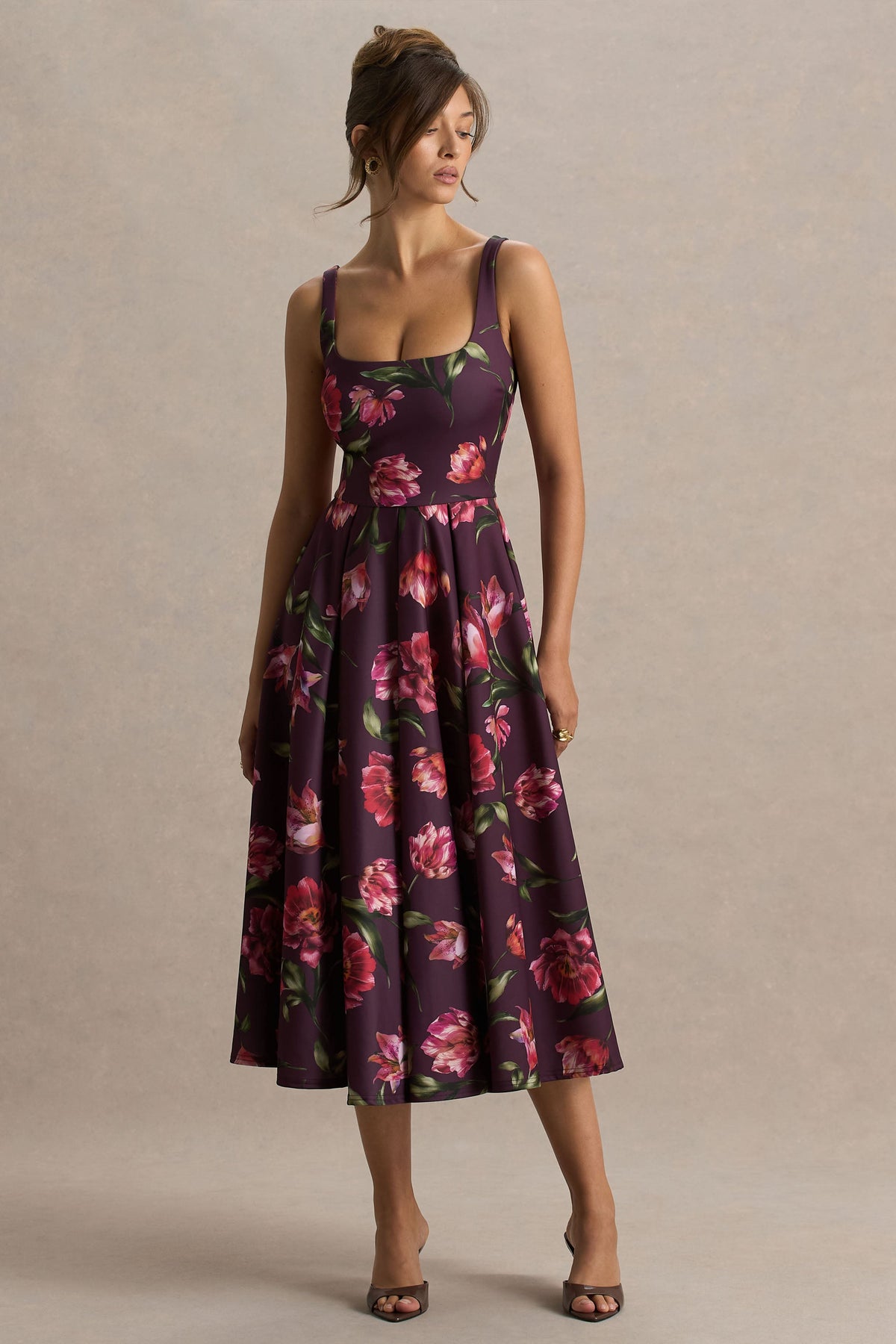 Berta | Burgundy midiklänning med blommönster och klockad kjol