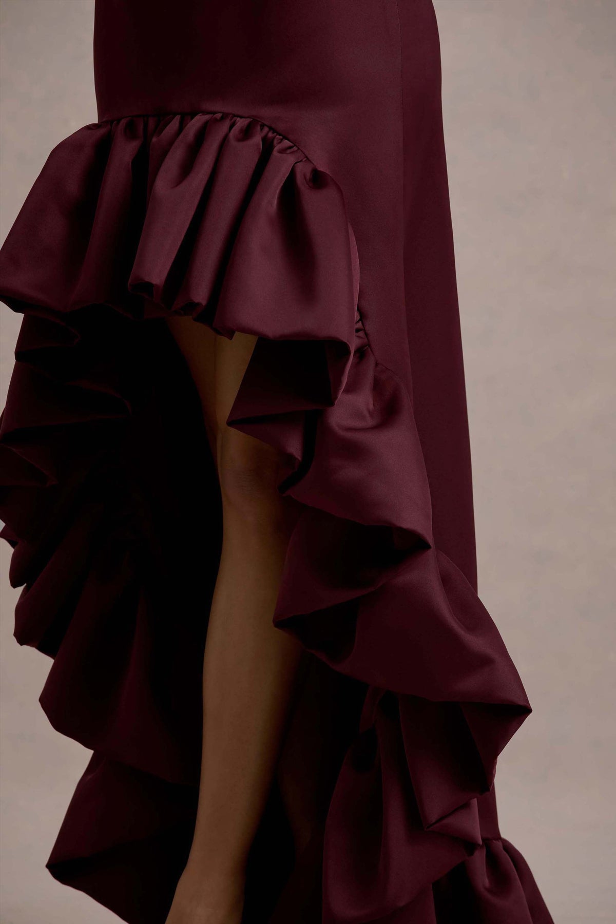 Ruby | Burgundy långkjol i satin med high-low fåll
