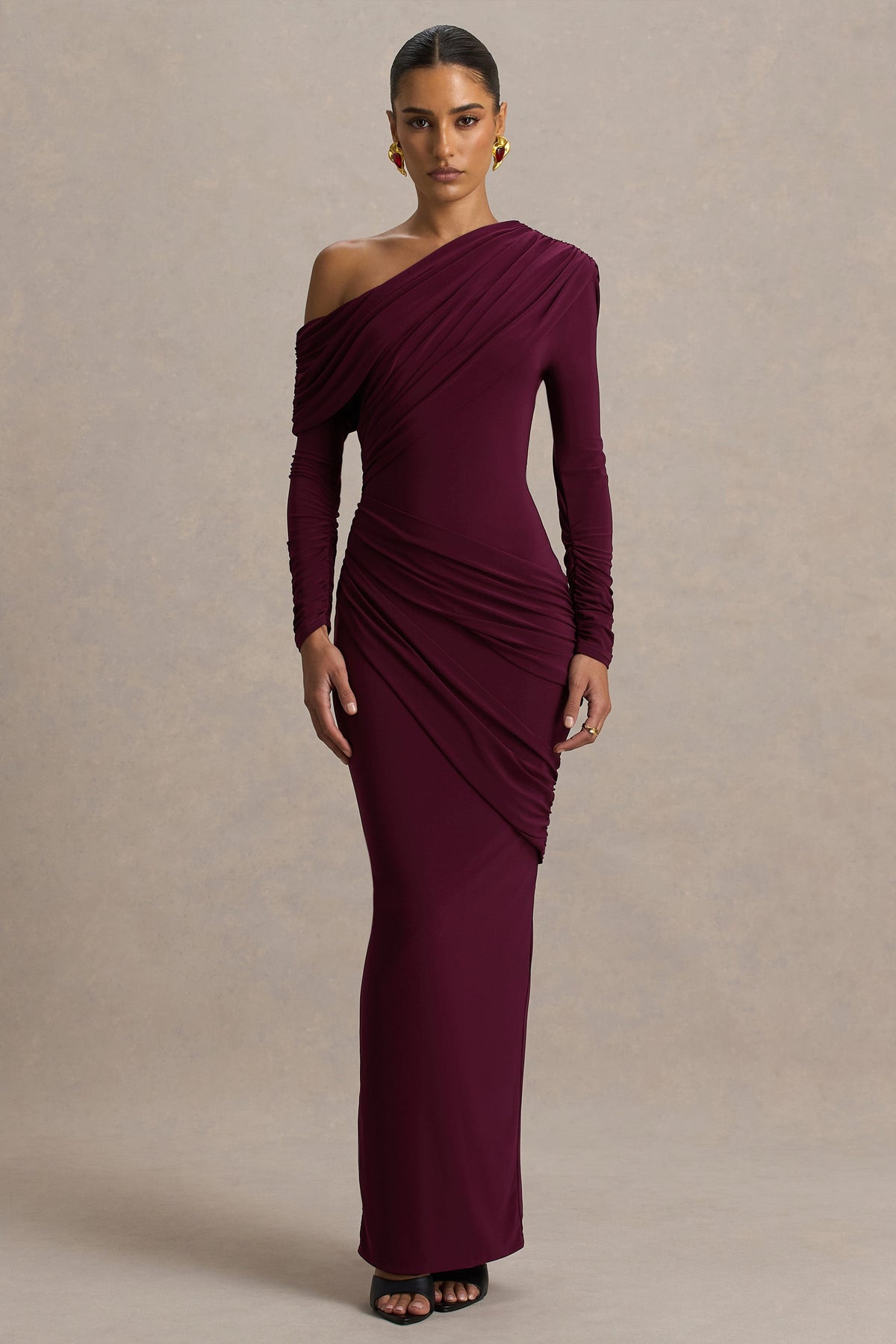 Perrie | Burgundy långklänning med asymmetrisk halsringning och rynkade detaljer