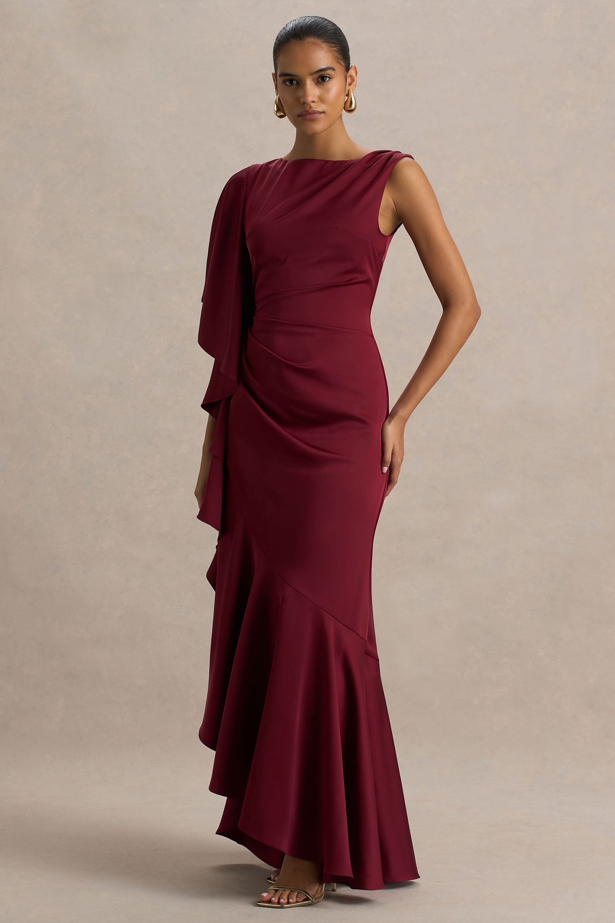 Rosy | Burgundy långklänning med båthalsringning och asymmetrisk design