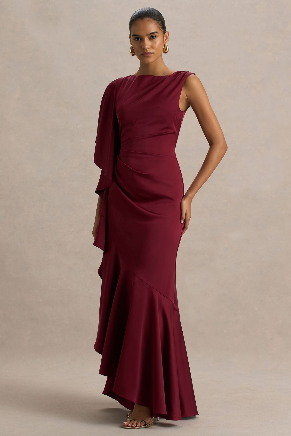 Rosy | Burgundy långklänning med båthalsringning och asymmetrisk design