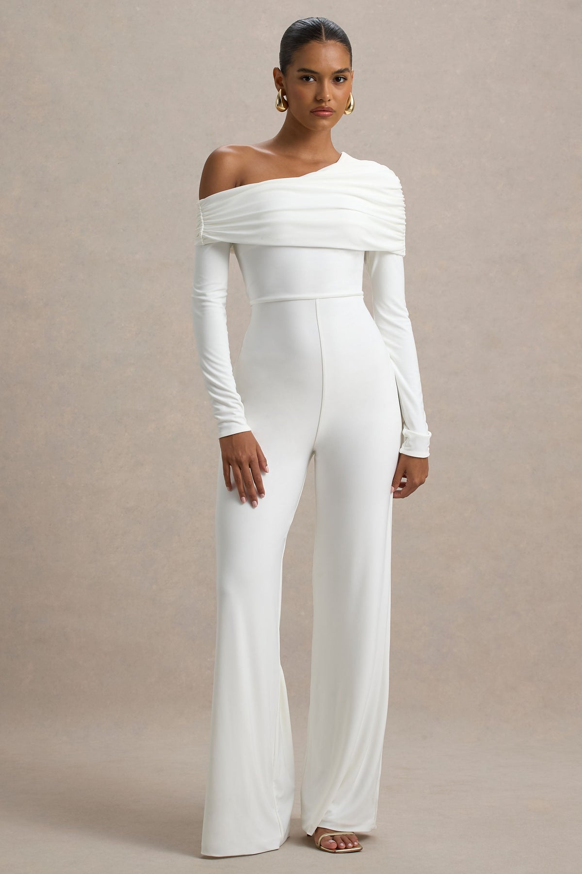 Gracious | Vit byxdress med asymmetrisk bardothalsringning och vida ben